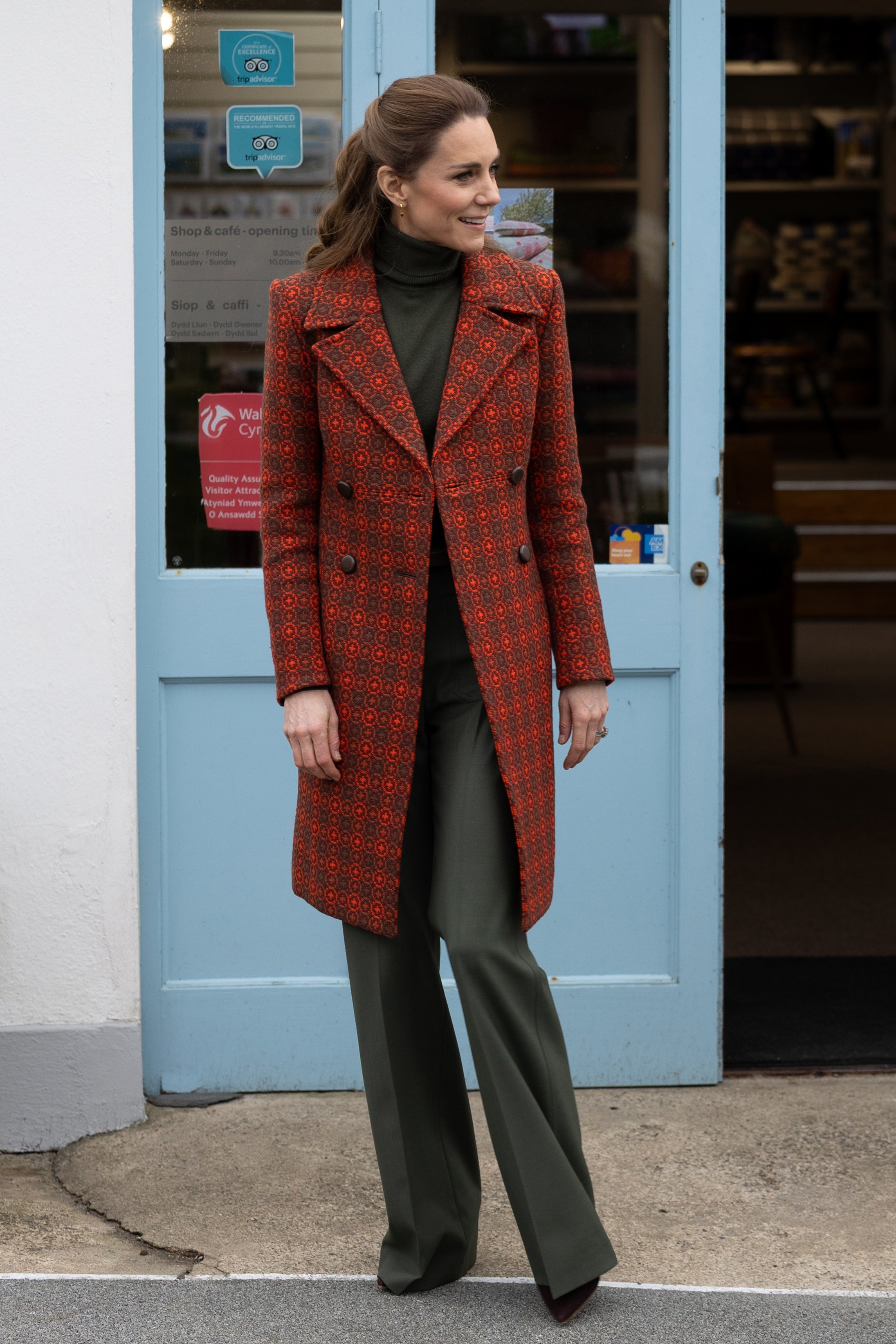 Kate Middleton se vrací do 60. let ve vlněném retro kabátu