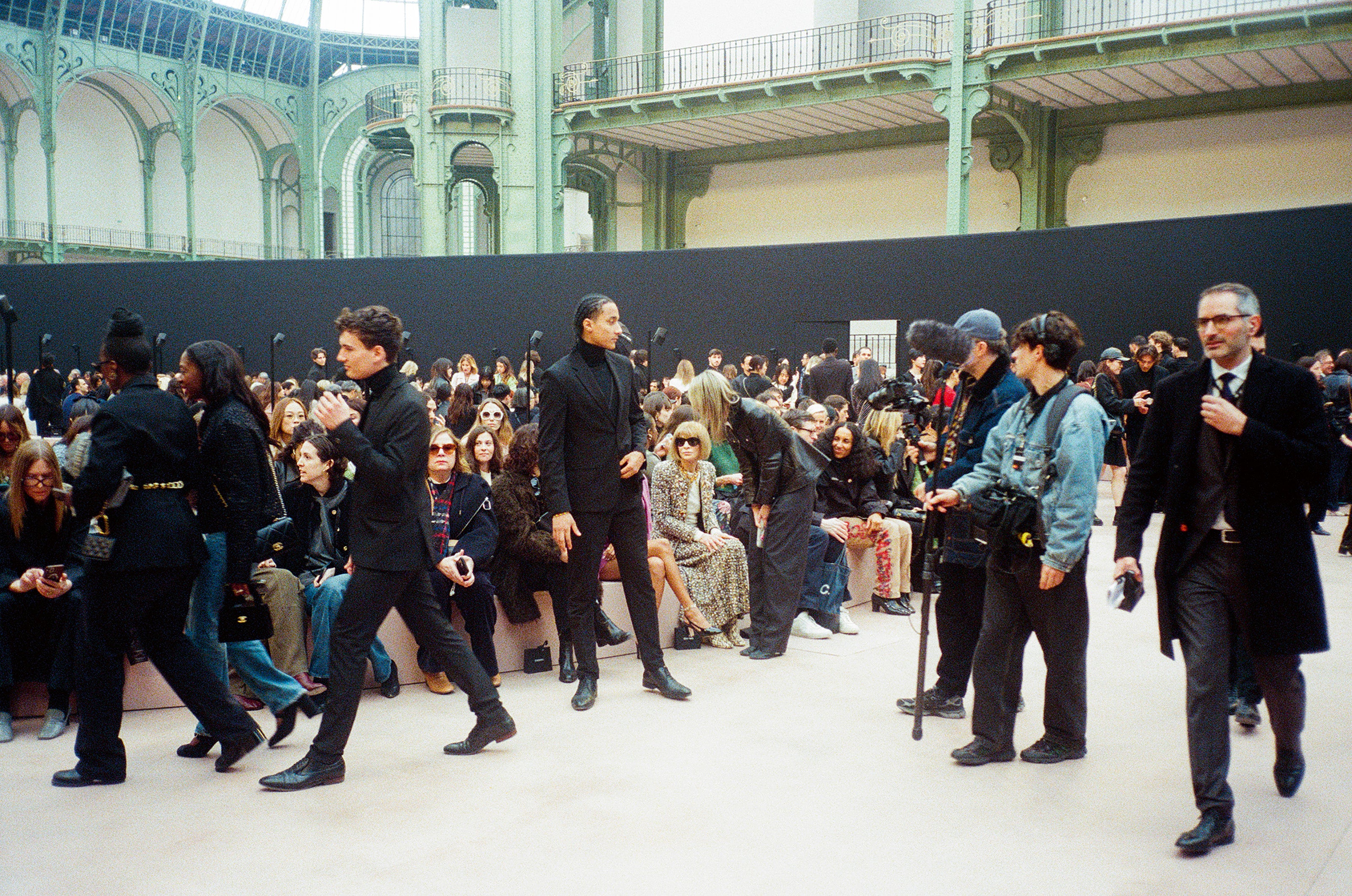 Fotografka Lena Knappova odhalí zákulisí pařížského fashion weeku na výstavě v Praze