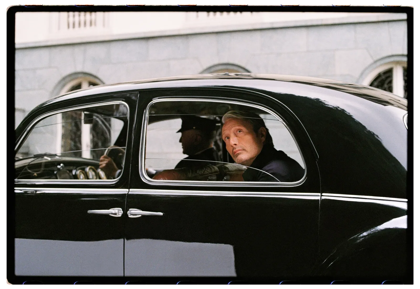 Nová role Madse Mikkelsena. V šedesáti se stal ambasadorem parfémové řady Ermenegildo Zegna