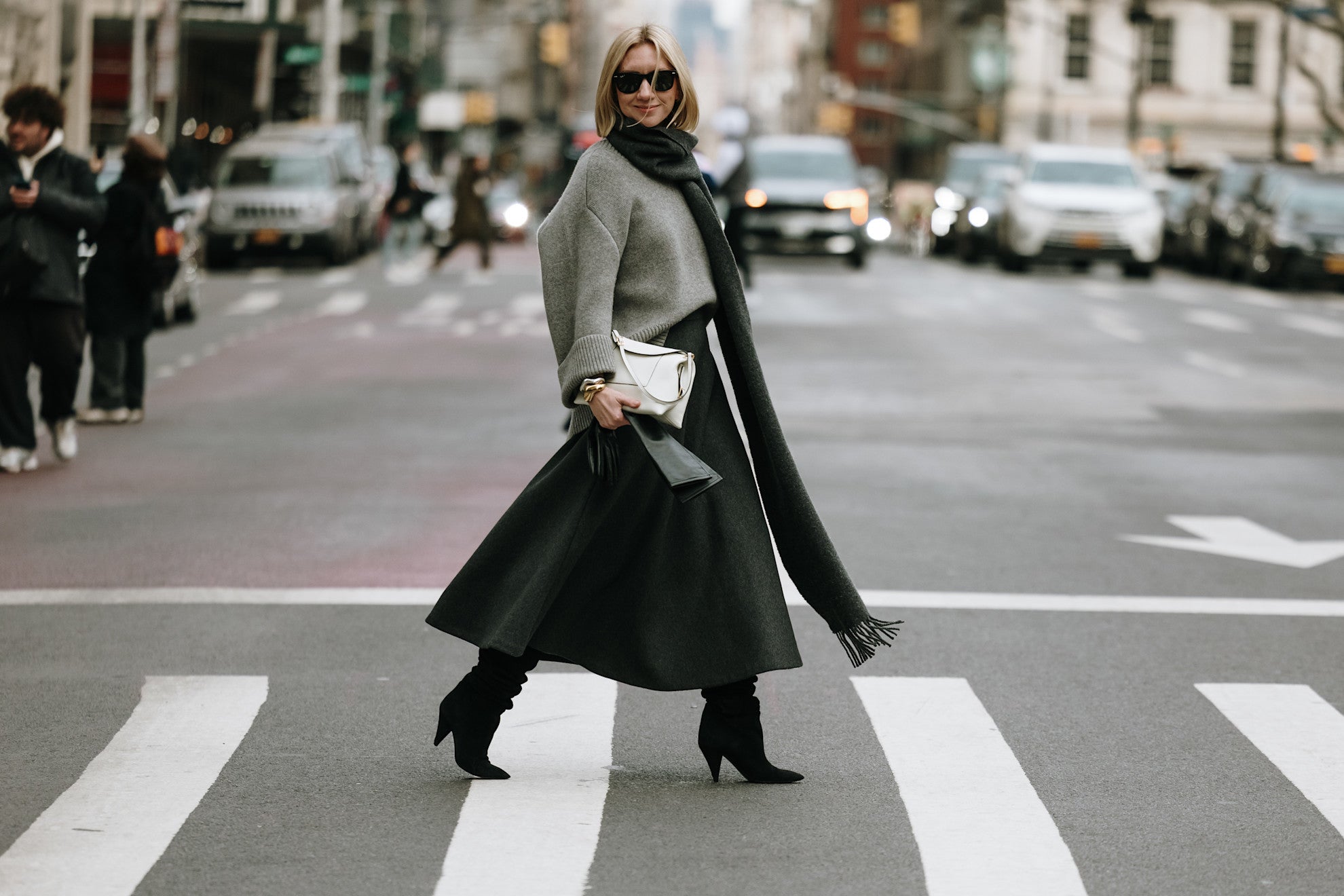 Nosila to už babička a byla terminálně cool. Sukně a svetr v kombinacích podle nejžhavějších trendů