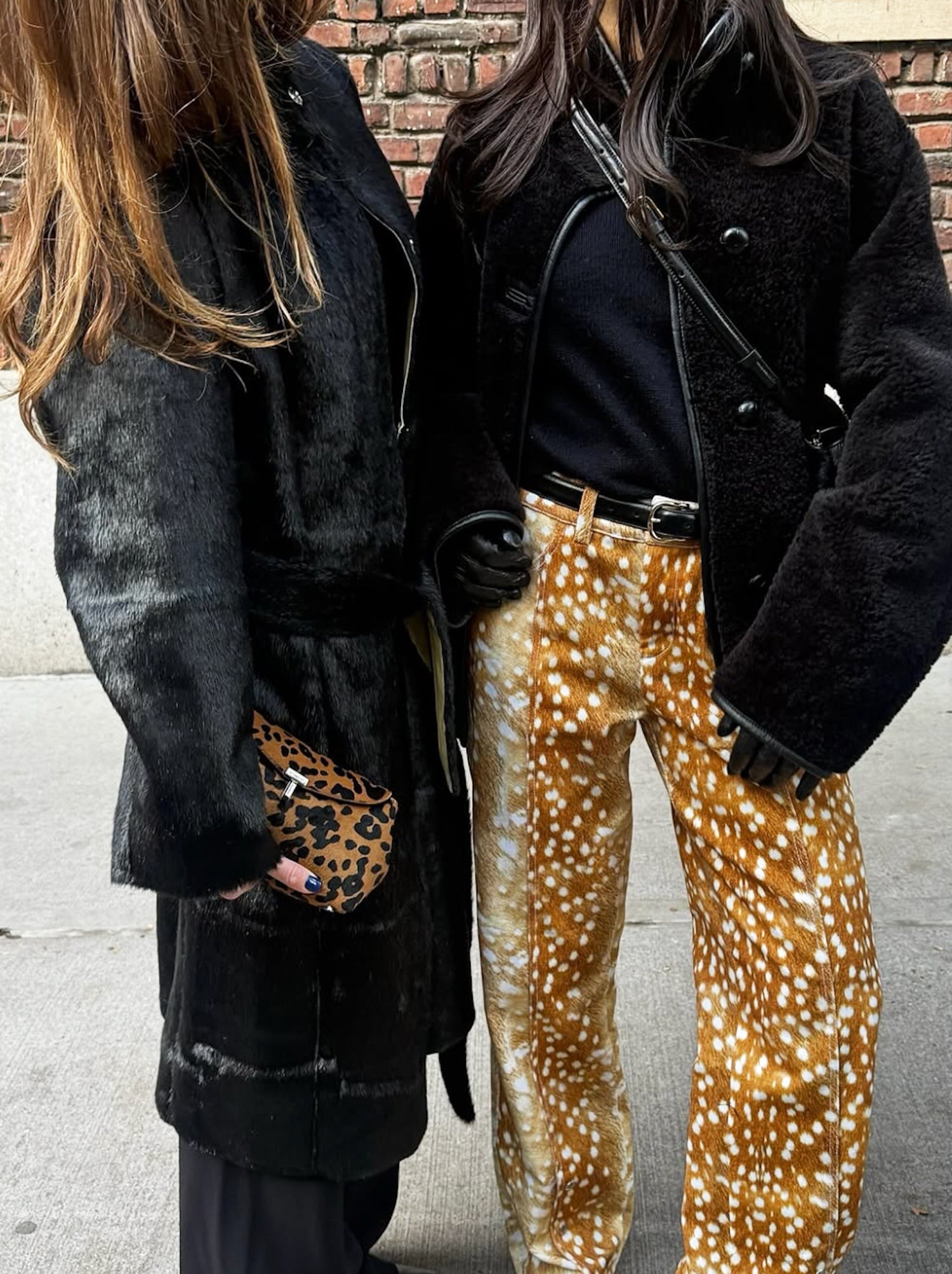 Pony hair je trend, který dodá outfitu texturu. Najdeme ho na botách i na kabelkách