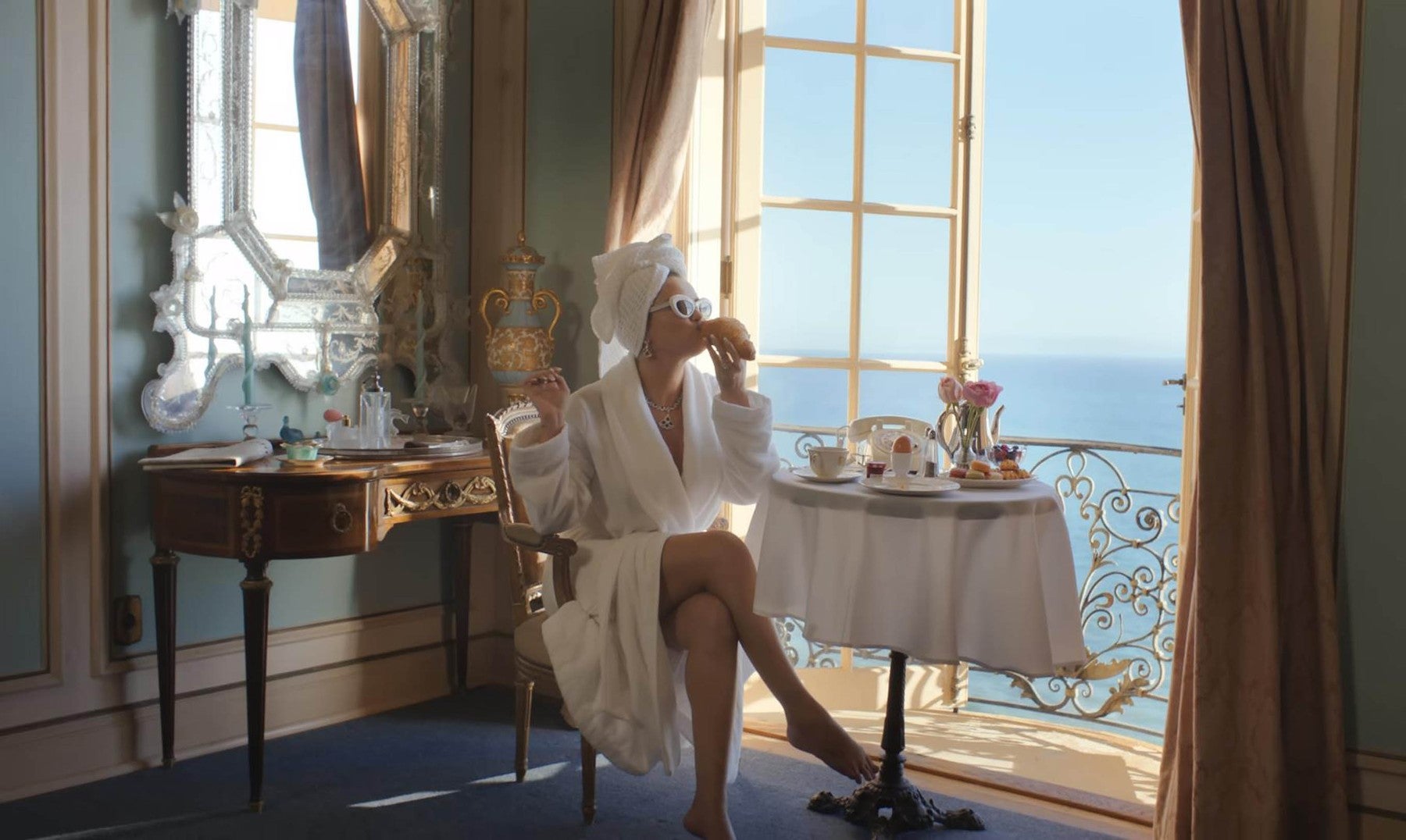 Zkusila jsem low dopamine morning. Proč první hodinu po probuzení nesahám na telefon