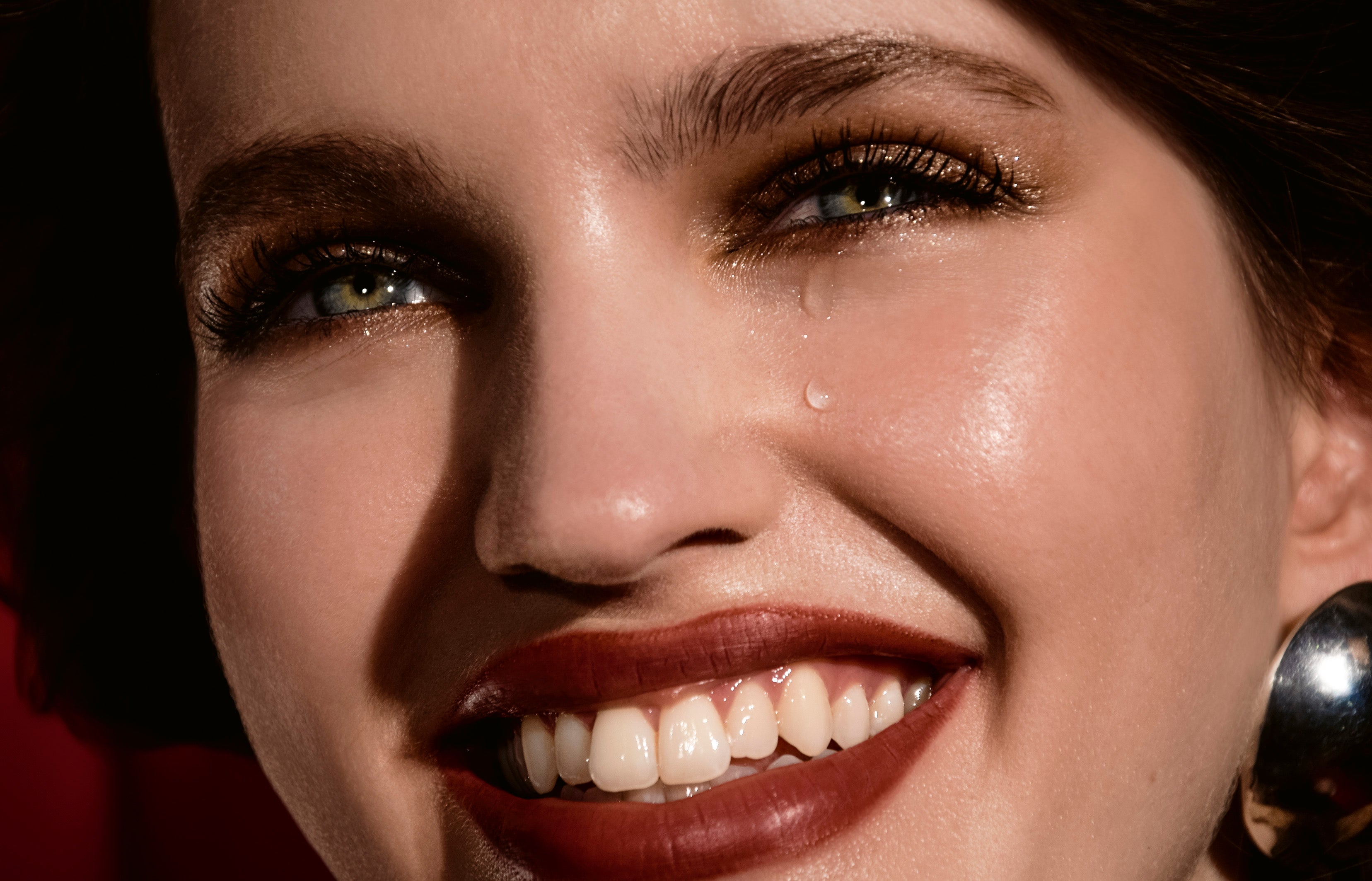 Modřejší než samet a tmavší než rouge noir. Clean girl odchází, na scénu se vracejí Lynchovy múzy a výrazný make-up