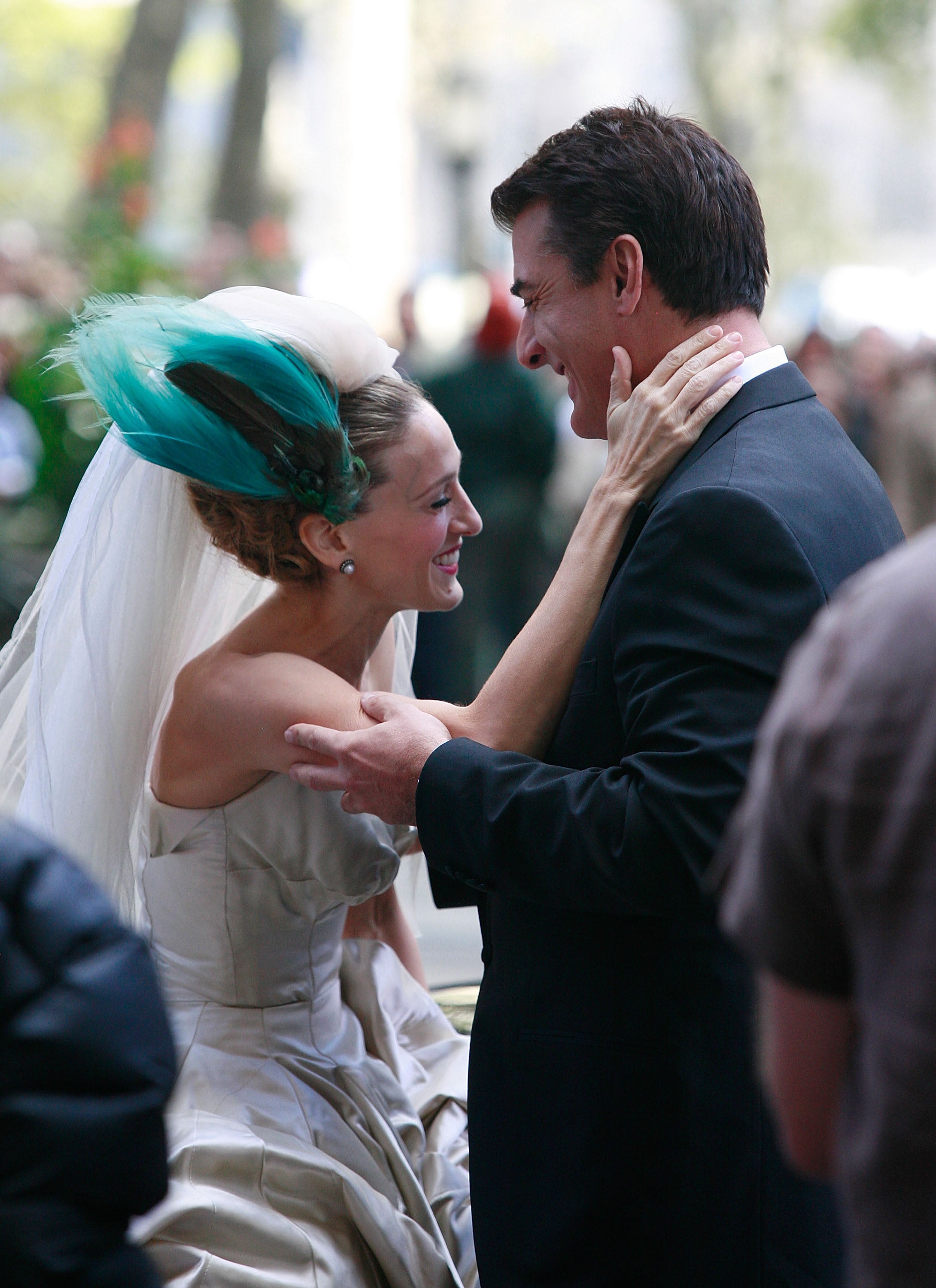 Chris Noth a Sarah Jessica Parker na snímku z prvního filmu Sex ve městě. Couture róba od Vivienne Westwood dodnes platí za jeden z nejznámějších svatebních looků, ač vlastně patří do světa fikce. Protože jak dobře víme, Carrie své ano řekla panu Božskému nakonec v jiném modelu: skromném vintage kostýmku. Pro vás ale můžou být úžasnou inspirací looky oba - ten vrcholně dramatický i ten jednoduchý a skromný, zato neméně krásný.