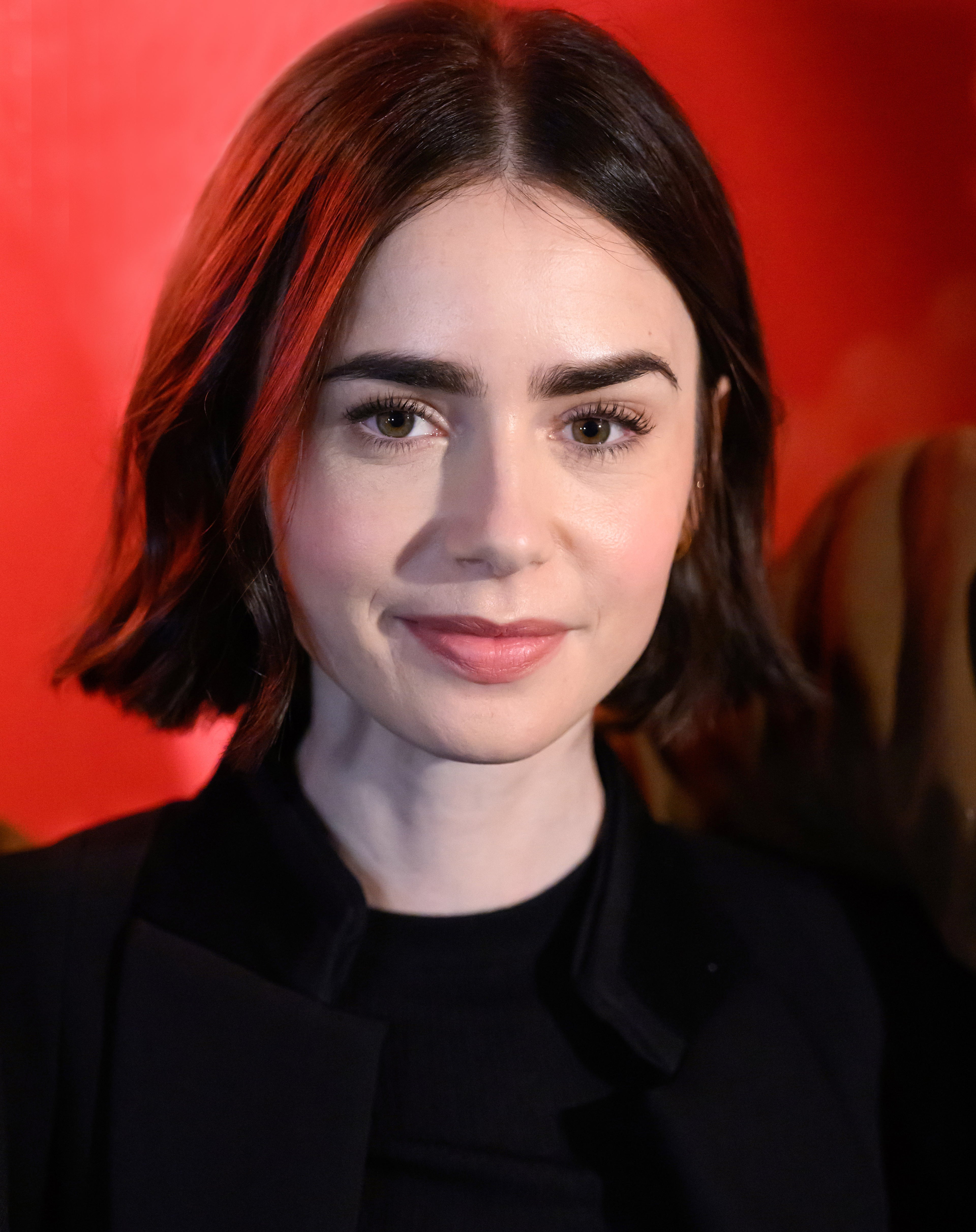 Lily Collins: Exkluzivní rozhovor o tom, jak se v Paříži naučila pečovat o pleť, změnila make-up i péči o vlasy Lily Collins: Exkluzivní rozhovor o tom, jak se v Paříži naučila pečovat o pleť, změnila make-up i péči o vlasy