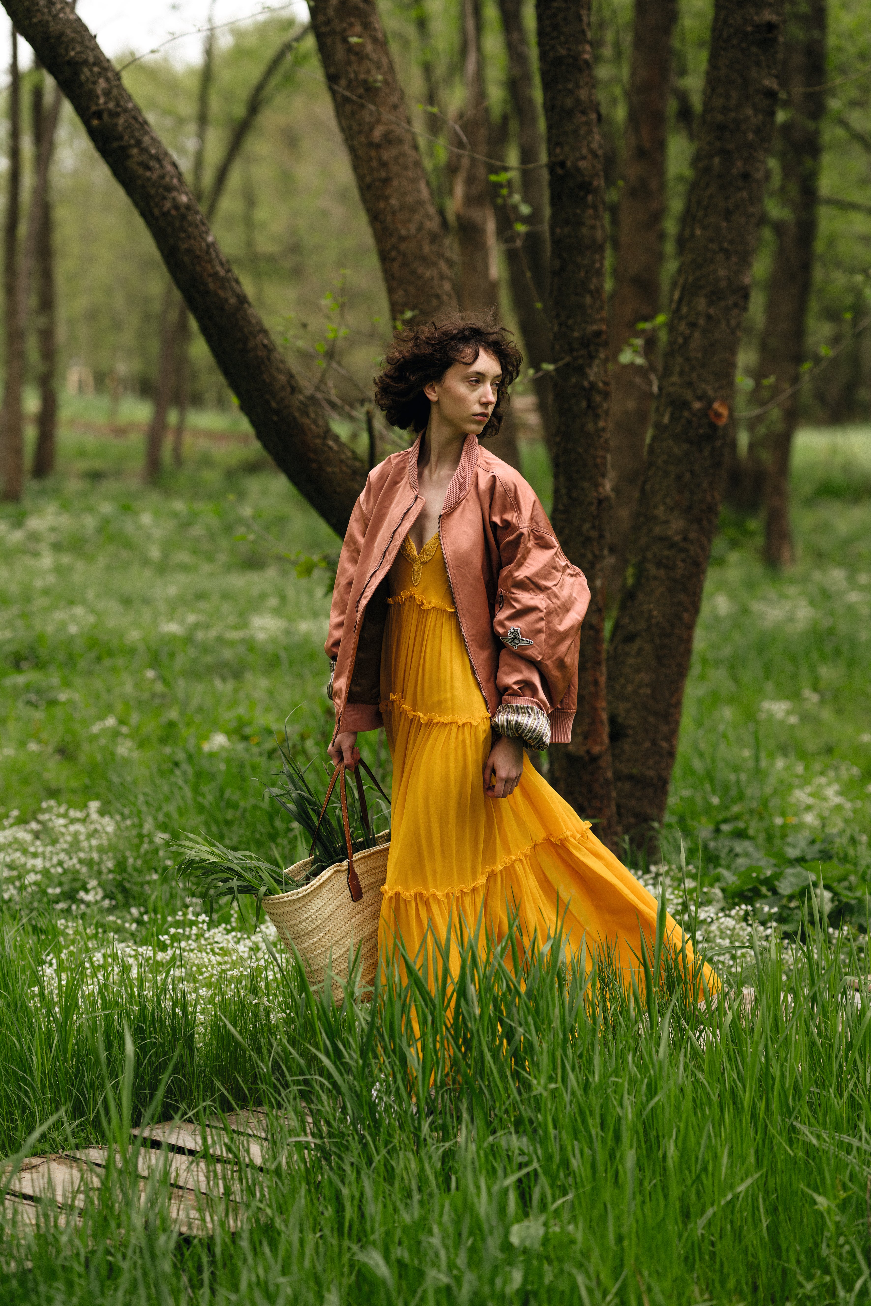 Šaty, Alberta Ferretti, 49 920 Kč; bomber, Vivienne Westwood, 16 440 Kč; kabelka, Tory Burch, 10 410 Kč (vše prodává Zalando.cz)