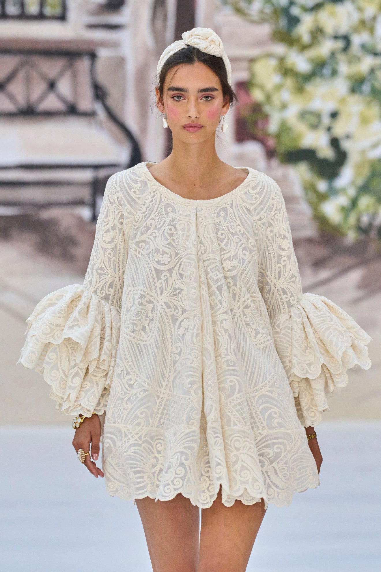 Bílá krajka: Nadčasový kousek pro váš letní šatník