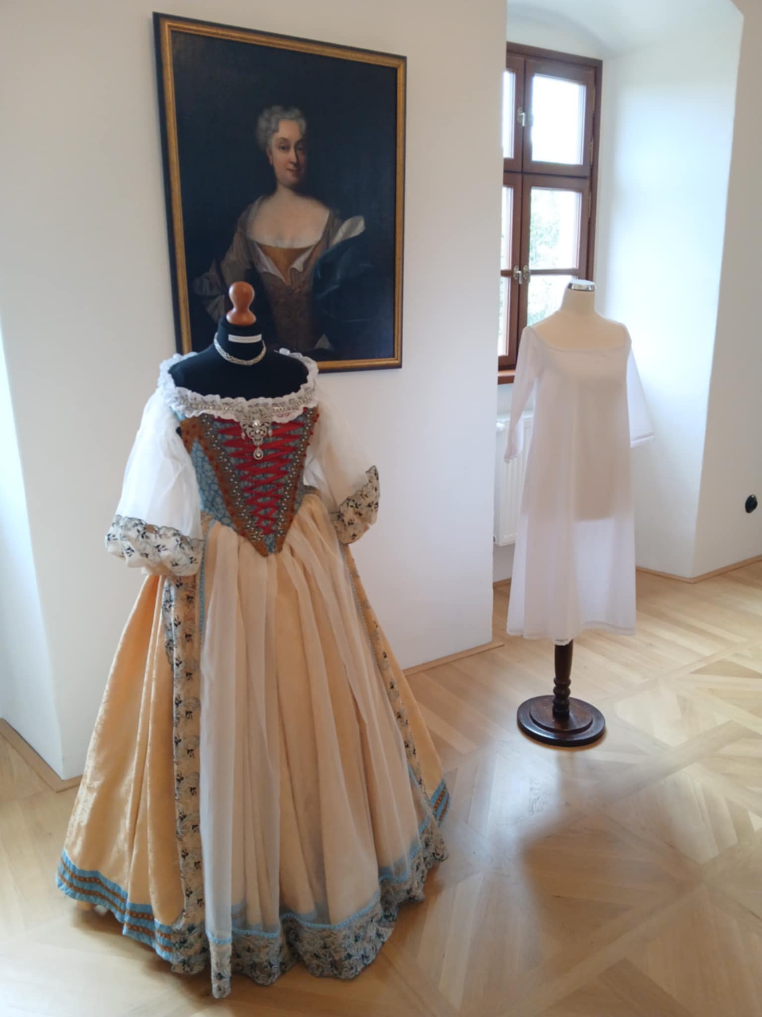 Co nosila uherská šlechta? Dobová móda se vystavuje na zámku v Čachticích