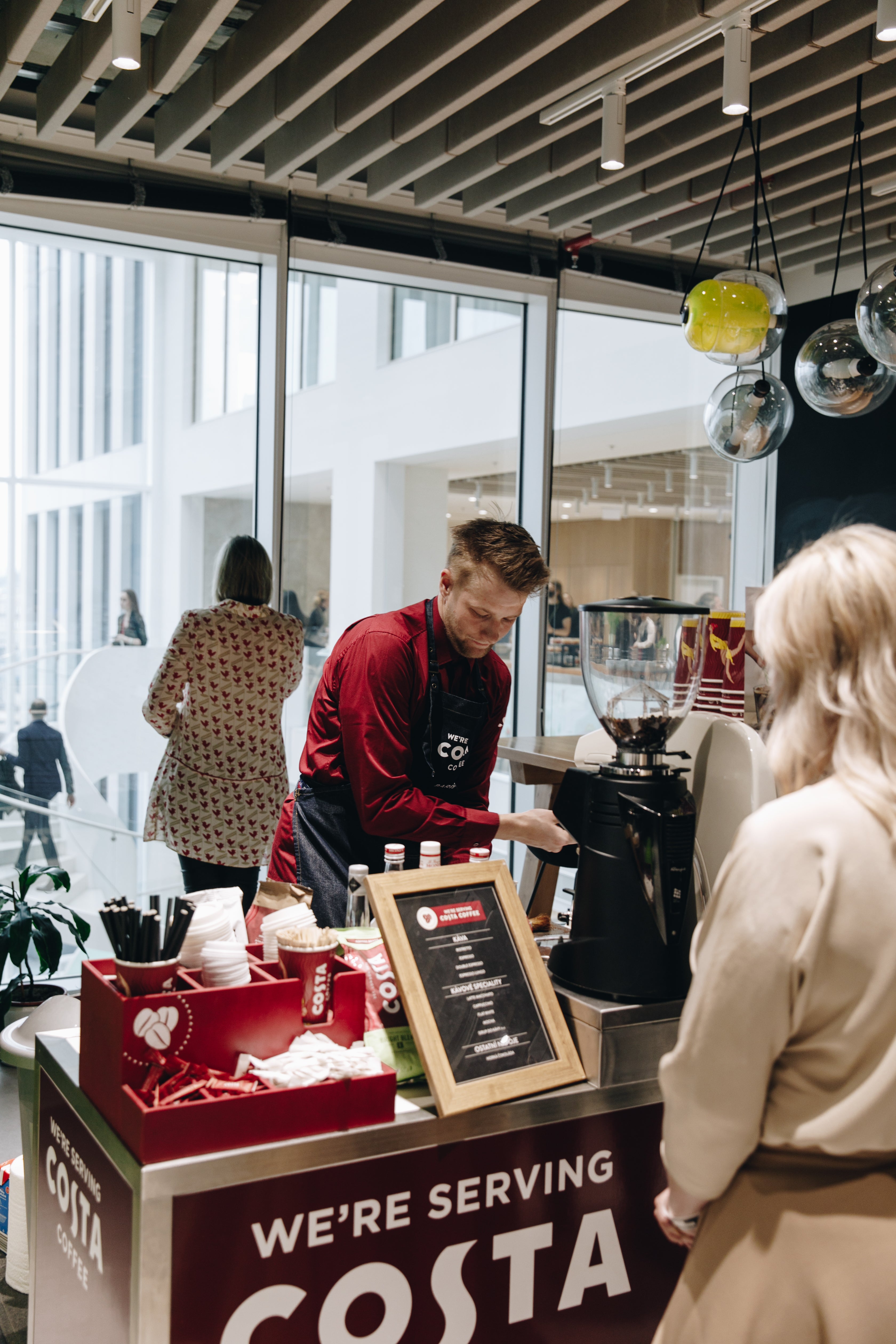 Společnost Costa Coffee zajistila na konferenci Vogue Live čerstvou kávu, 31. března 2022