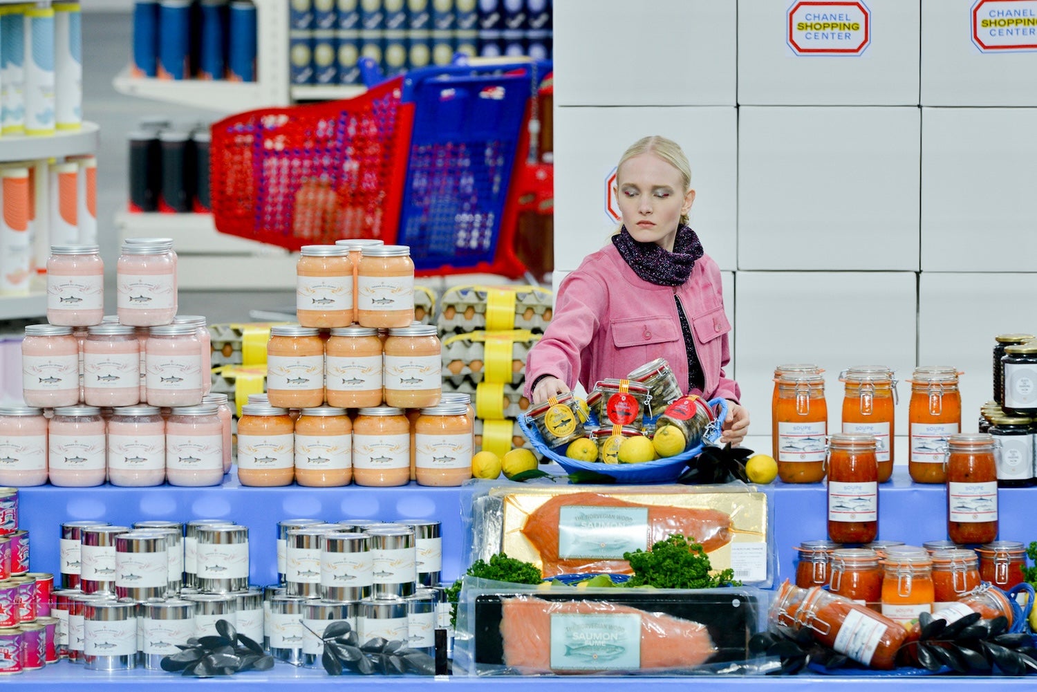 Může být móda umění? 15 momentů, kdy návrháři proměnili přehlídková mola v umělecké performance