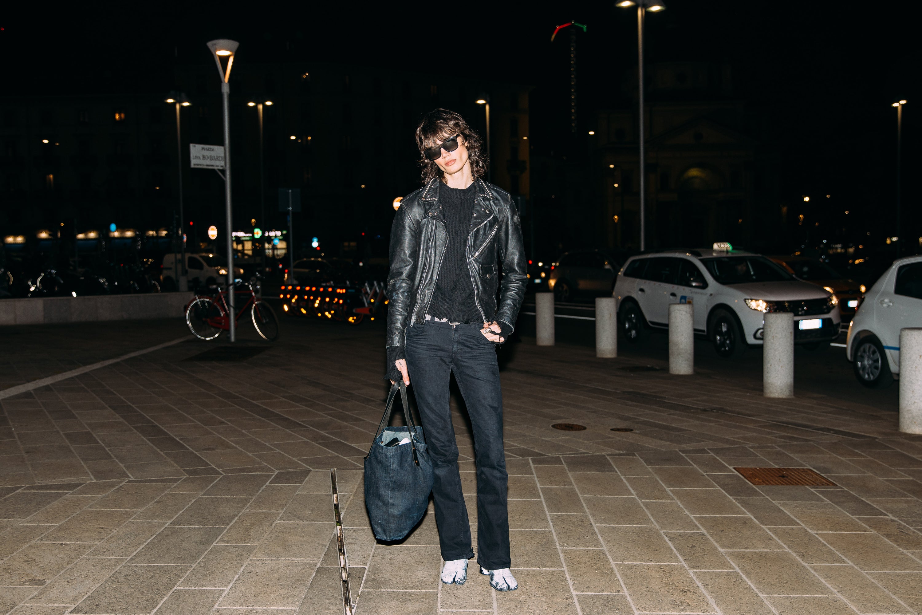 Kůže, maskáče, úplety. Nejlepší street style z ulic Milána