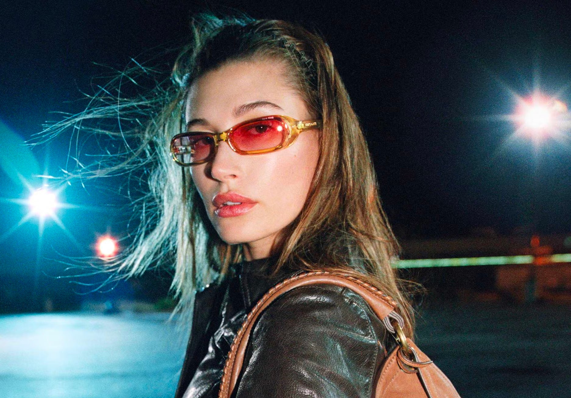 Hailey Bieber právě oživila Y2K čelenku. Bude to další velký trend?