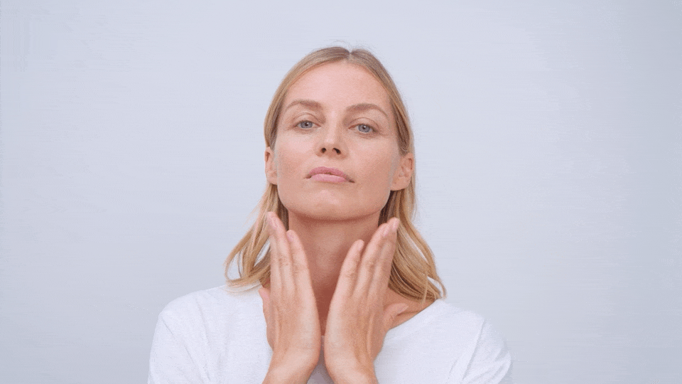 Nakonec aplikujte TimeWise® Age Minimize 3D™ Noční krém.