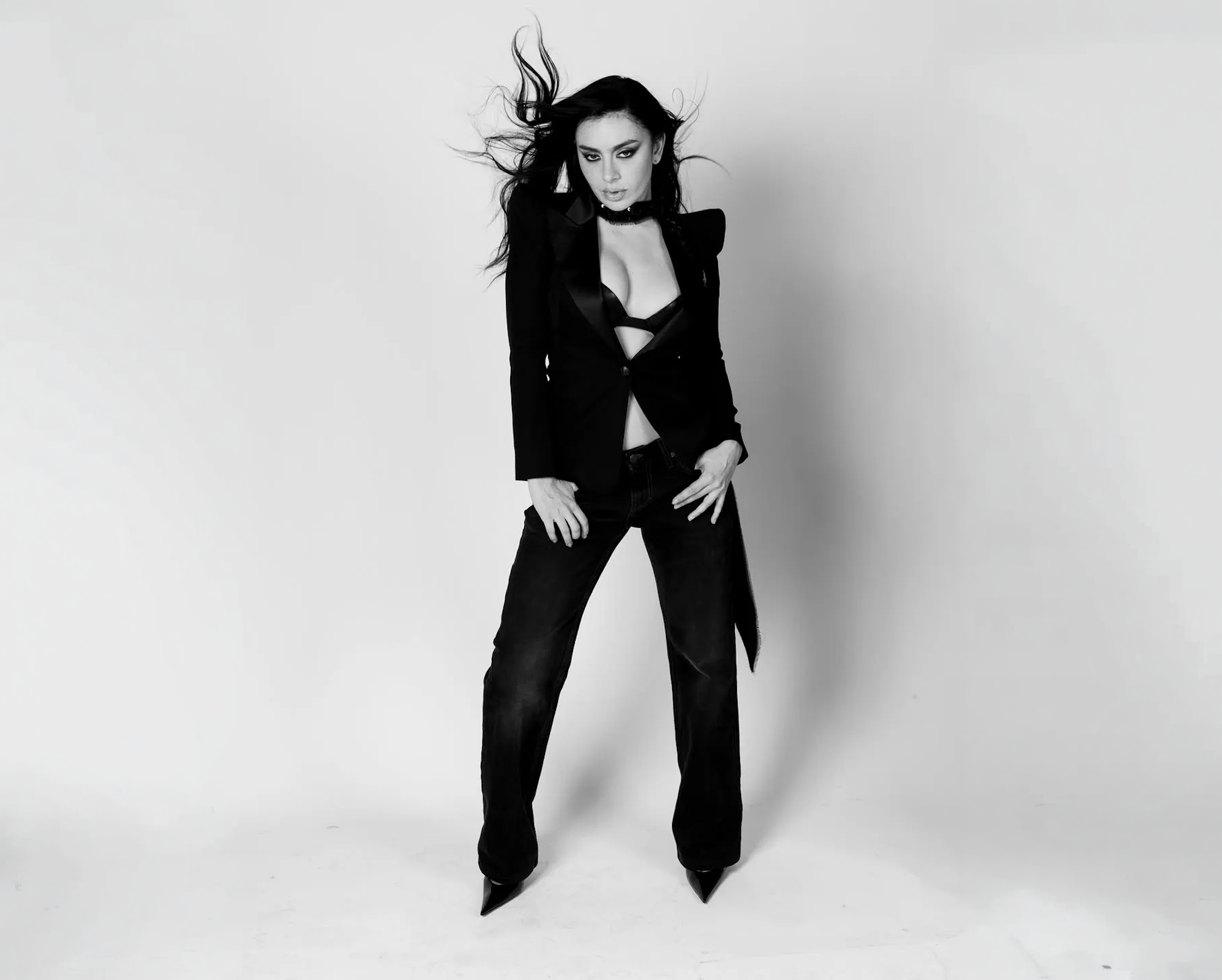 Móda i společenská kritika v novém klipu Charli XCX