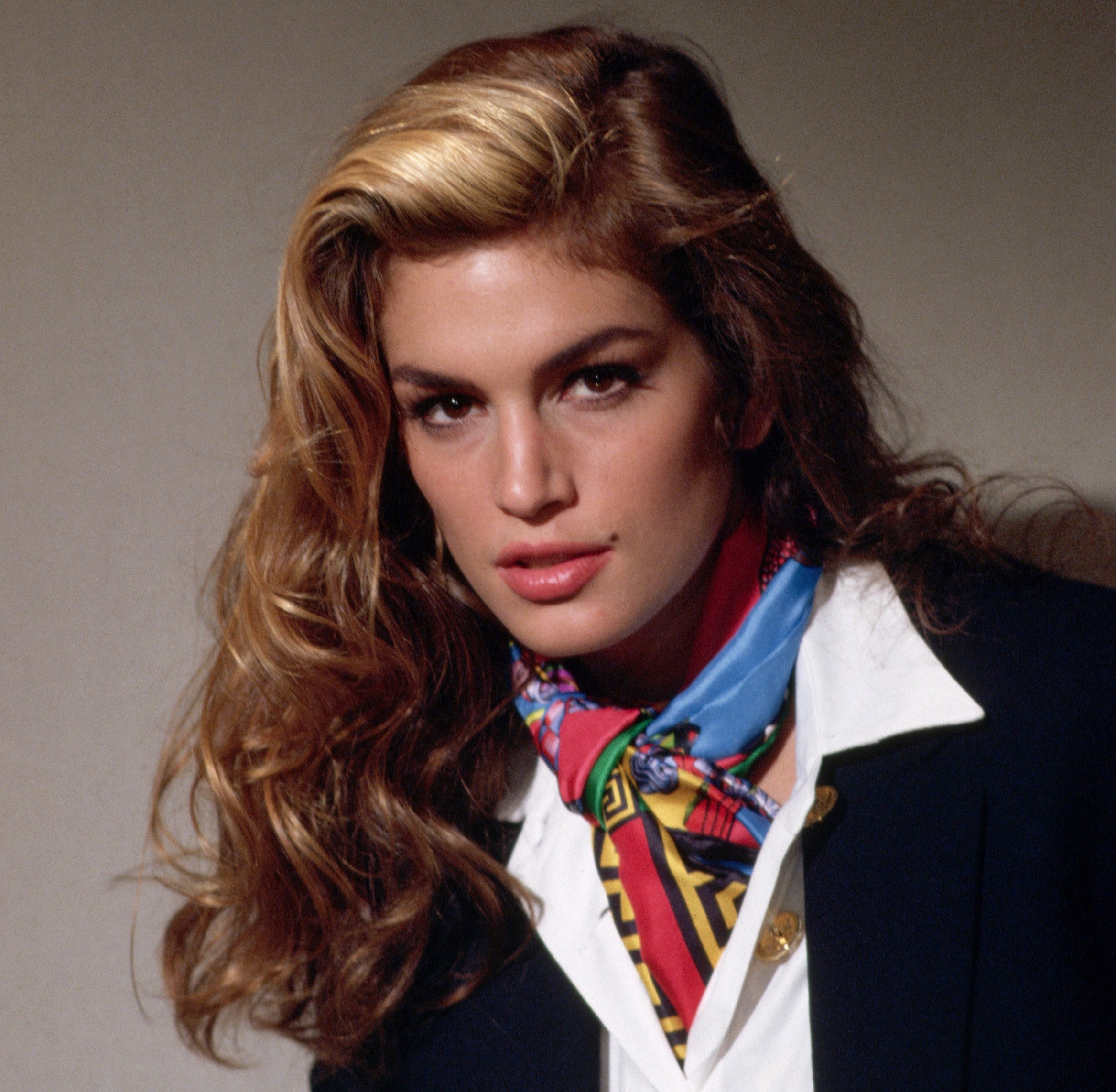 Vlasy jako Cindy Crawford: Tajný trik kadeřníka hvězd, jak na ikonický objem z 90. let, který vydrží celý den