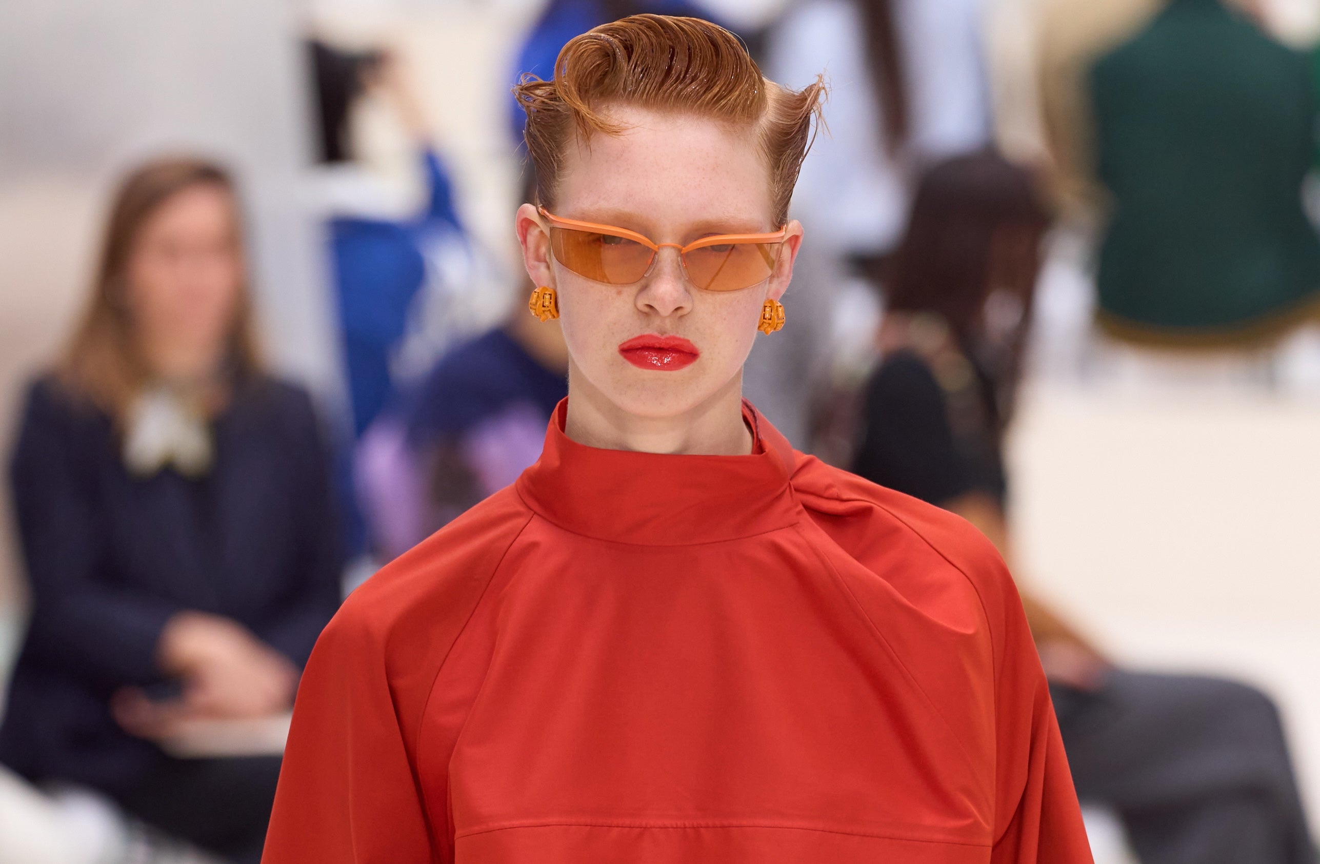 Rajčatově červená je dokonalá barva na jaro a léto 2026 a hvězdy ani módní domy se jí nechtějí vzdát