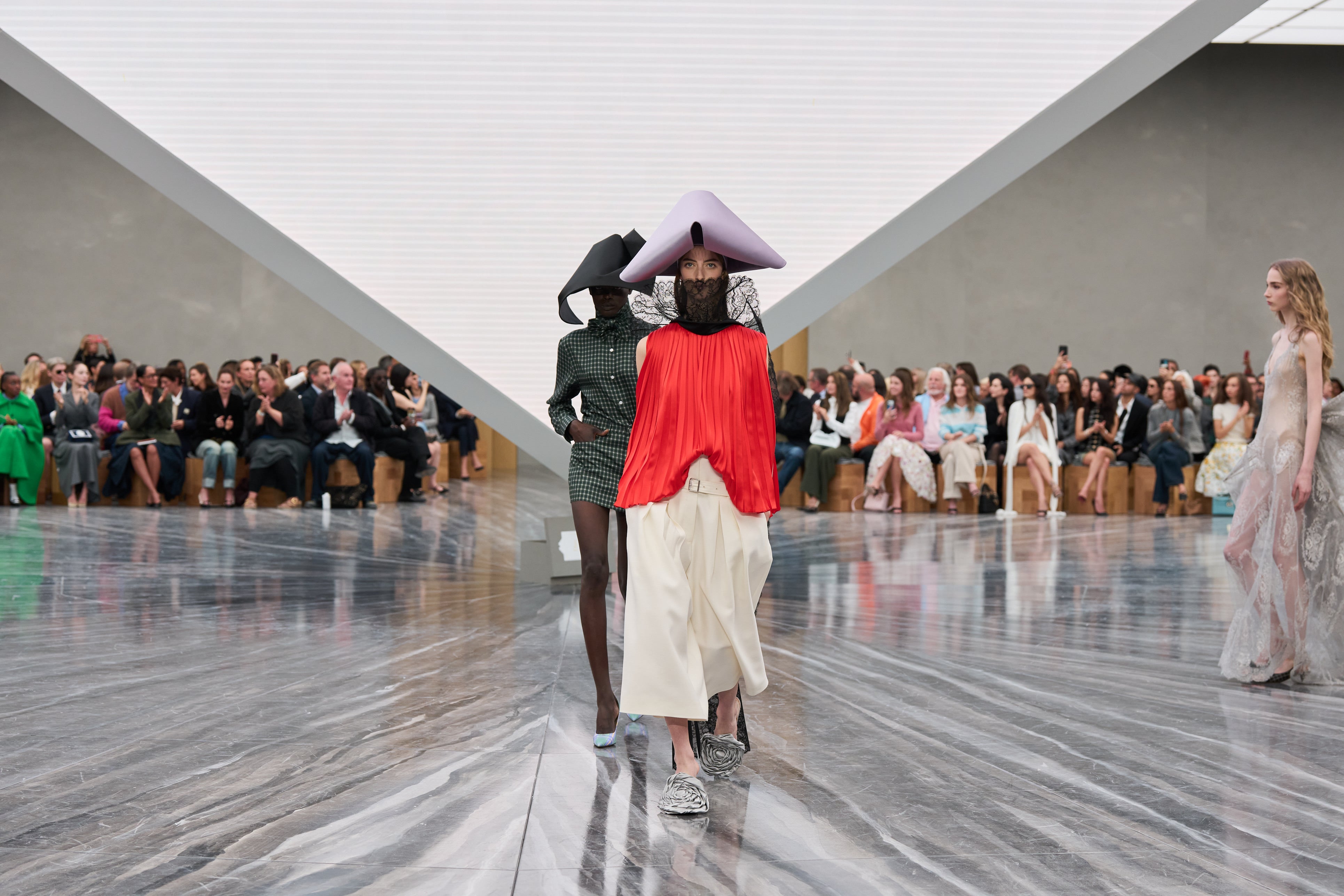 Jonathan Anderson odemkl novou kapitolu odvážnějšího Diora