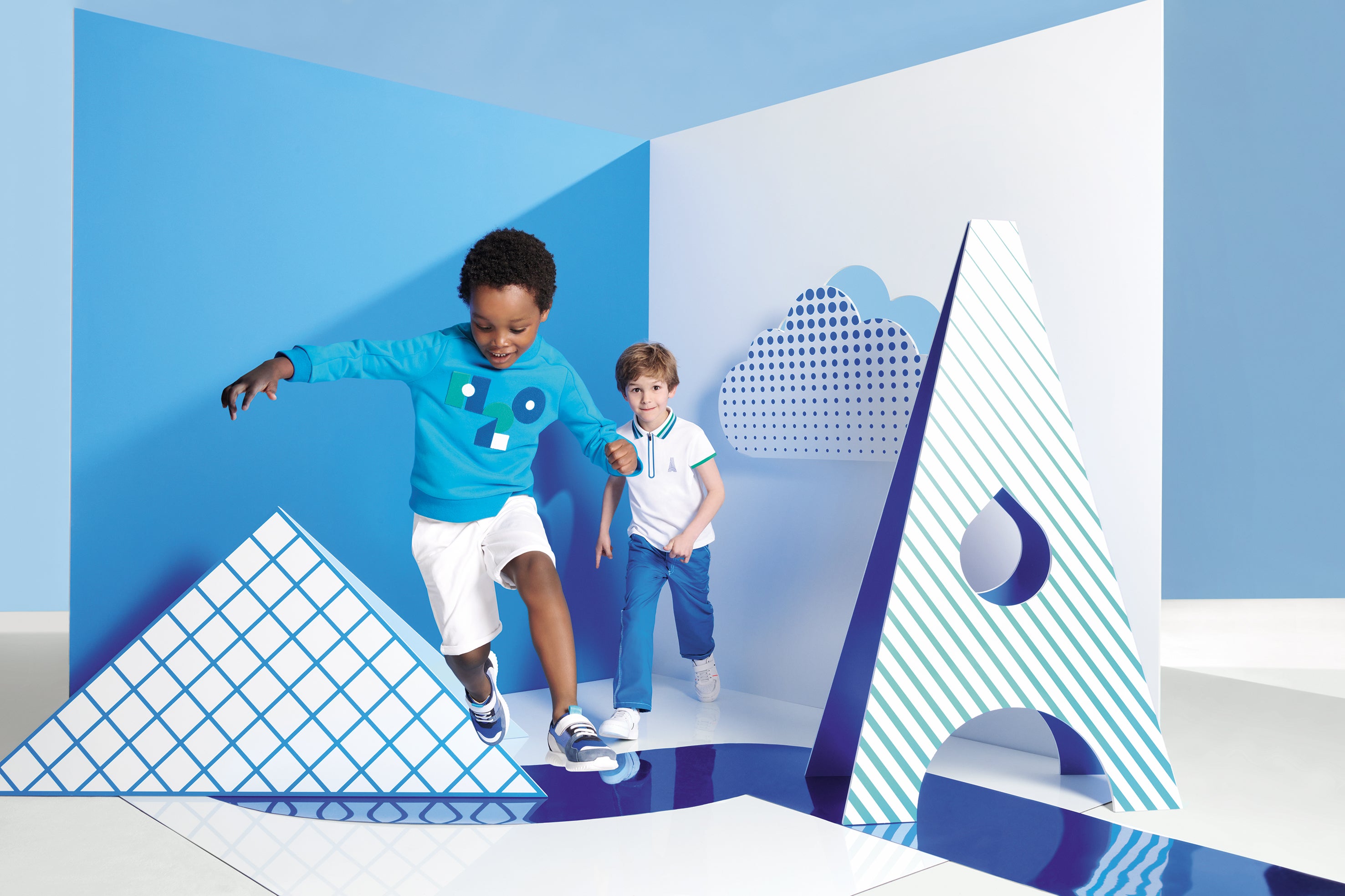 Mikina z organické bavlny, 1409 Kč; kraťasy z organické bavlny, 839 Kč, tenisky ve velikosti od 25 do 36, 2279 Kč; tričko polo z organické bavlny, 1009 Kč; kalhoty z organické bavlny, 1009 Kč