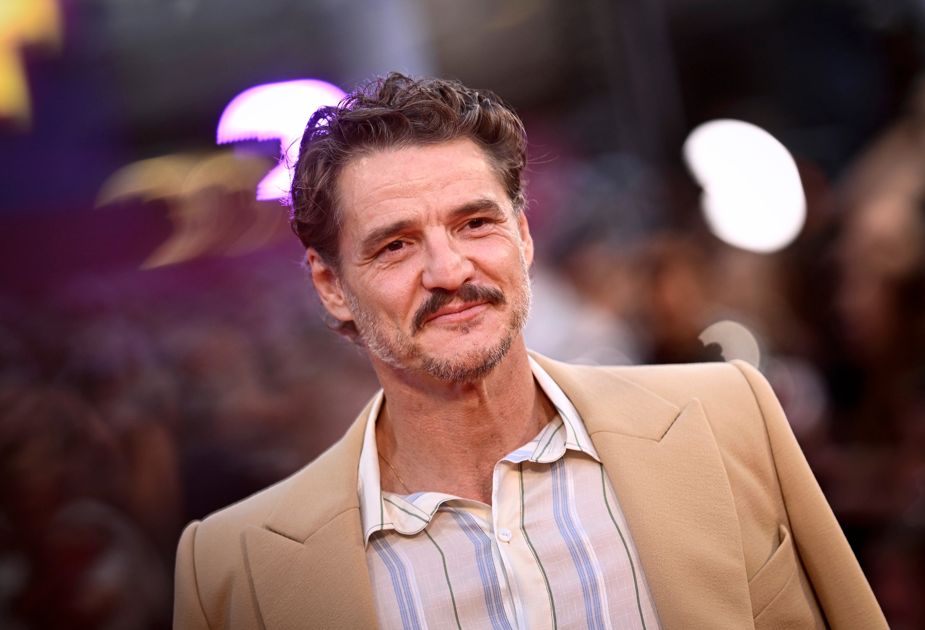 Pedro Pascal odhazuje zbroj. V hudebním dramatu Behemoth! se smyčcem v ruce hraje o Oscara
