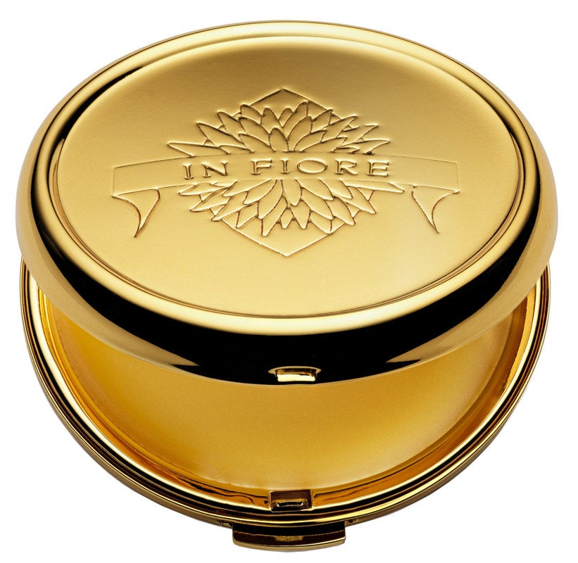 Světoznámá francouzská vizážistka Violette oslovila zakladatelku značky In Fiore Julie Elliott s přáním vytvořit společně parfém inspirovaný vzpomínkami na francouzské léto. Výsledkem je omamná směs jasmínu, benzoe a bílé ambry, která je smyslná, nespoutaná, a přesto sofistikovaná.  Tuhý parfém Baisers de Jasmin, Infiore, 2 600 Kč