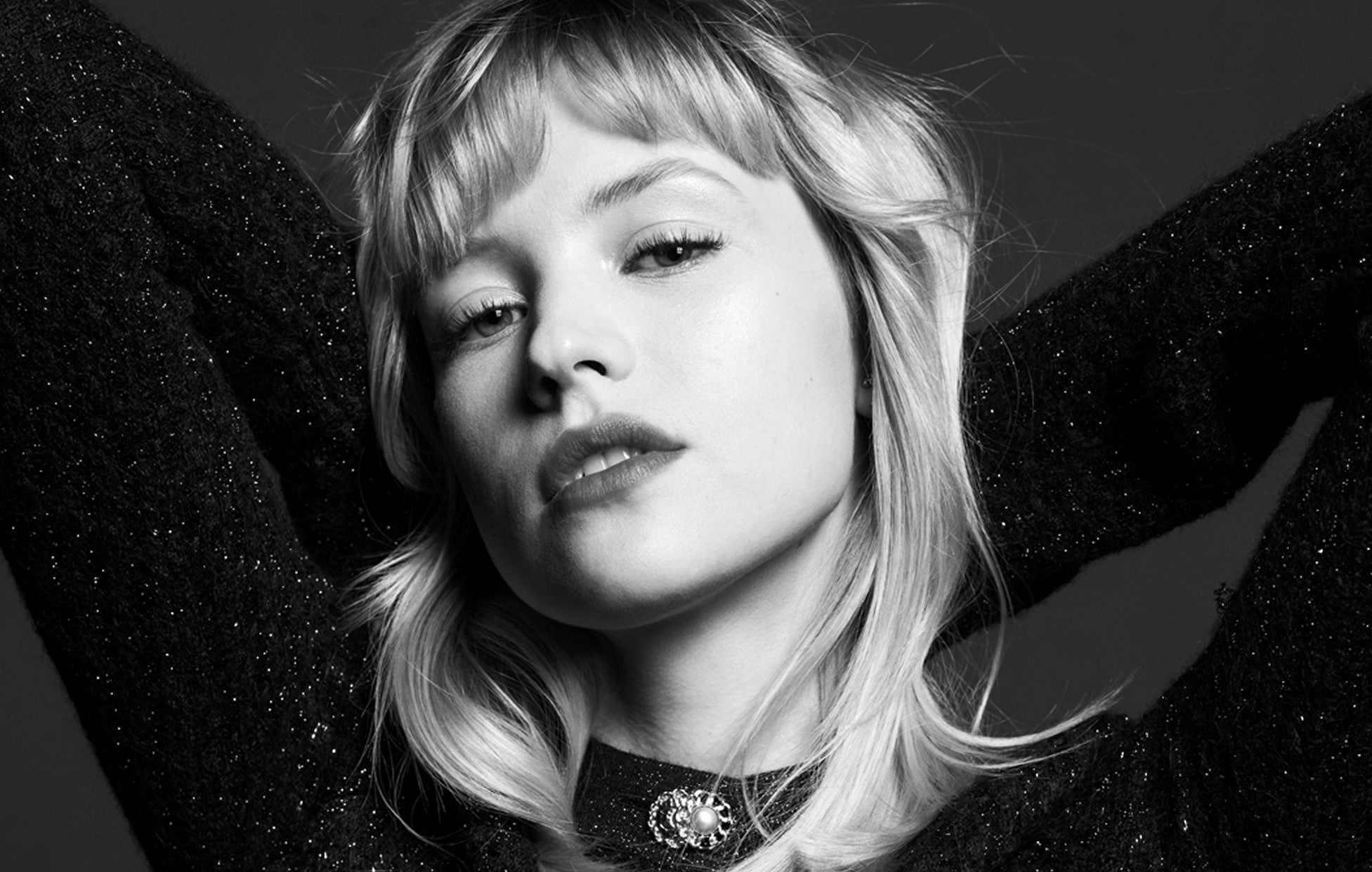 Místo přehlídky koncert. Chanel dnes pořádá live vystoupení Angèle 