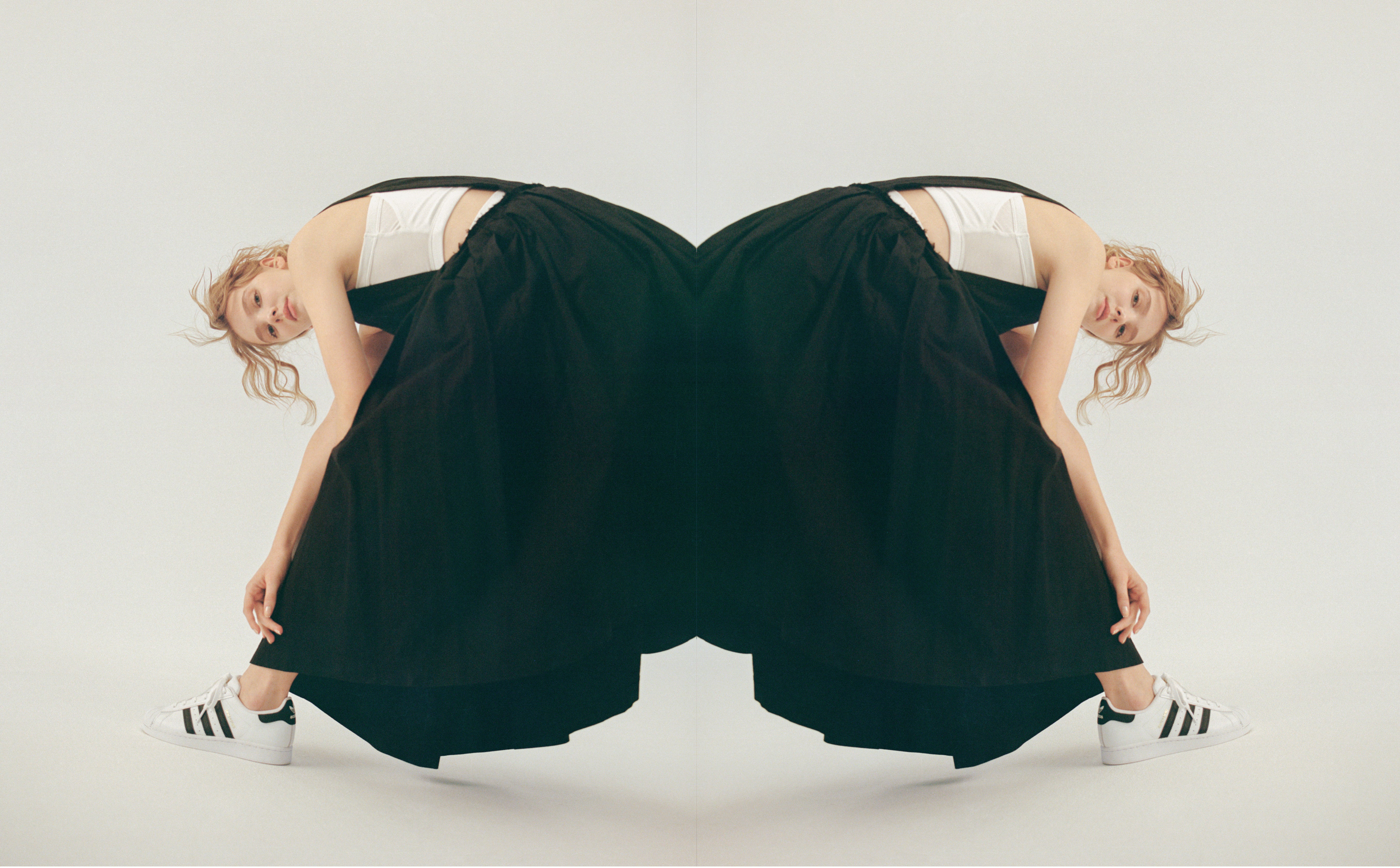 Šaty, Comme des Garçons (prodává Therapy); podprsenka, Laformela; tenisky, adidas Superstar. Šaty, Comme des Garçons (prodává Therapy); podprsenka, Laformela; tenisky, adidas Superstar.