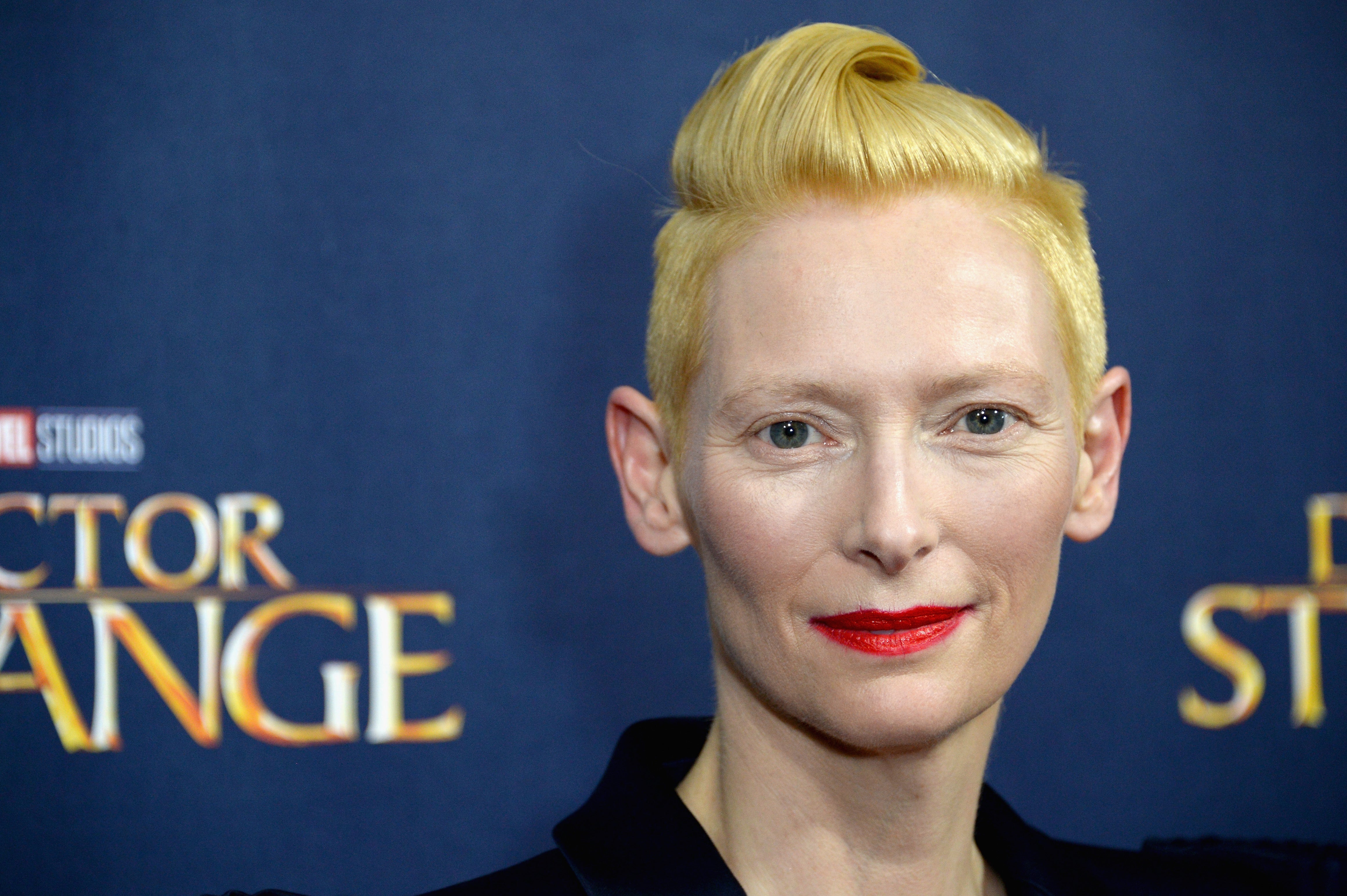 Tilda Swinton na londýnské premiéře Doctor Strange, 2016