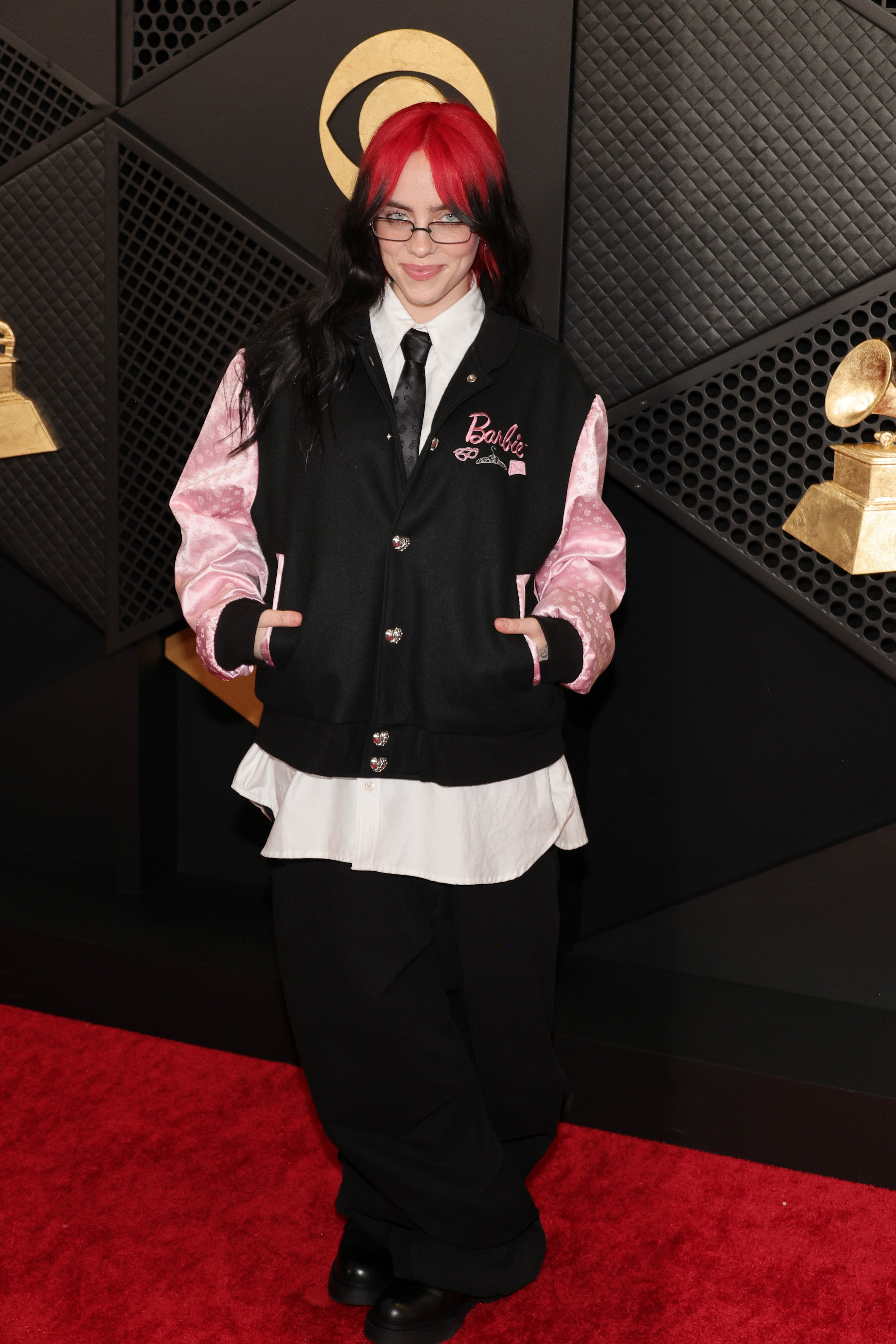 Billie Eilish ve vintage bomberu s motivem Barbie od Chrome Hearts Billie Eilish ve vintage bomberu s motivem Barbie od Chrome Hearts