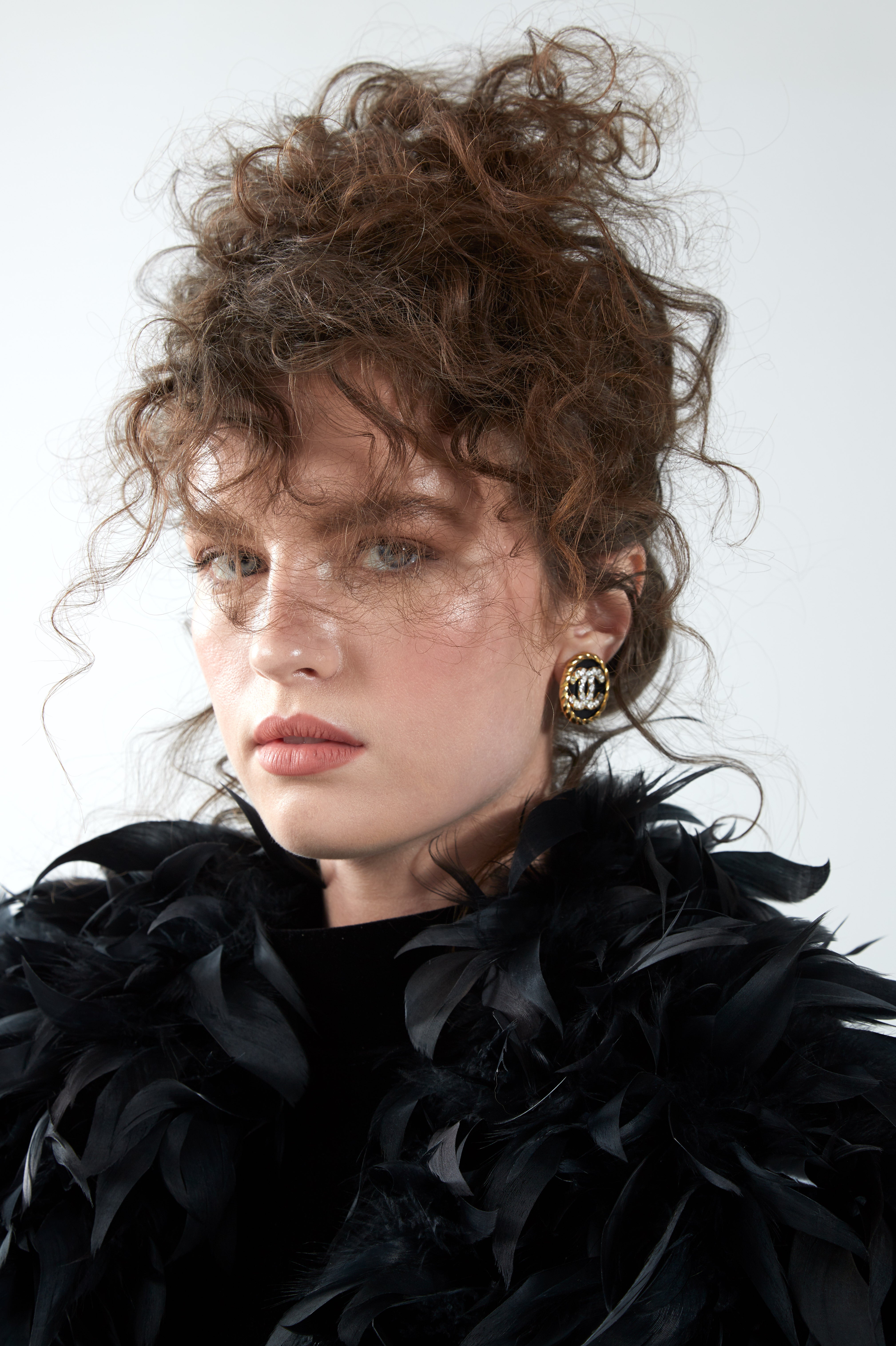 Vintage body; šortky, Versace; náušnice Chanel Vintage body; šortky, Versace; náušnice Chanel