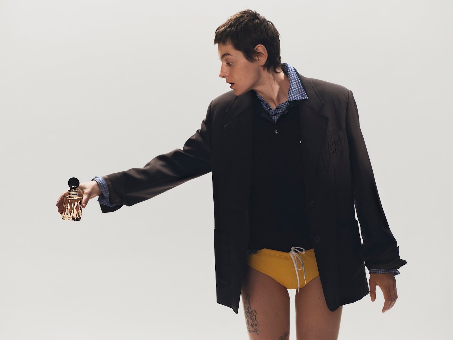 Emma Corrin prozrazuje své triky na vůně i místa v Praze, které doporučuje každému