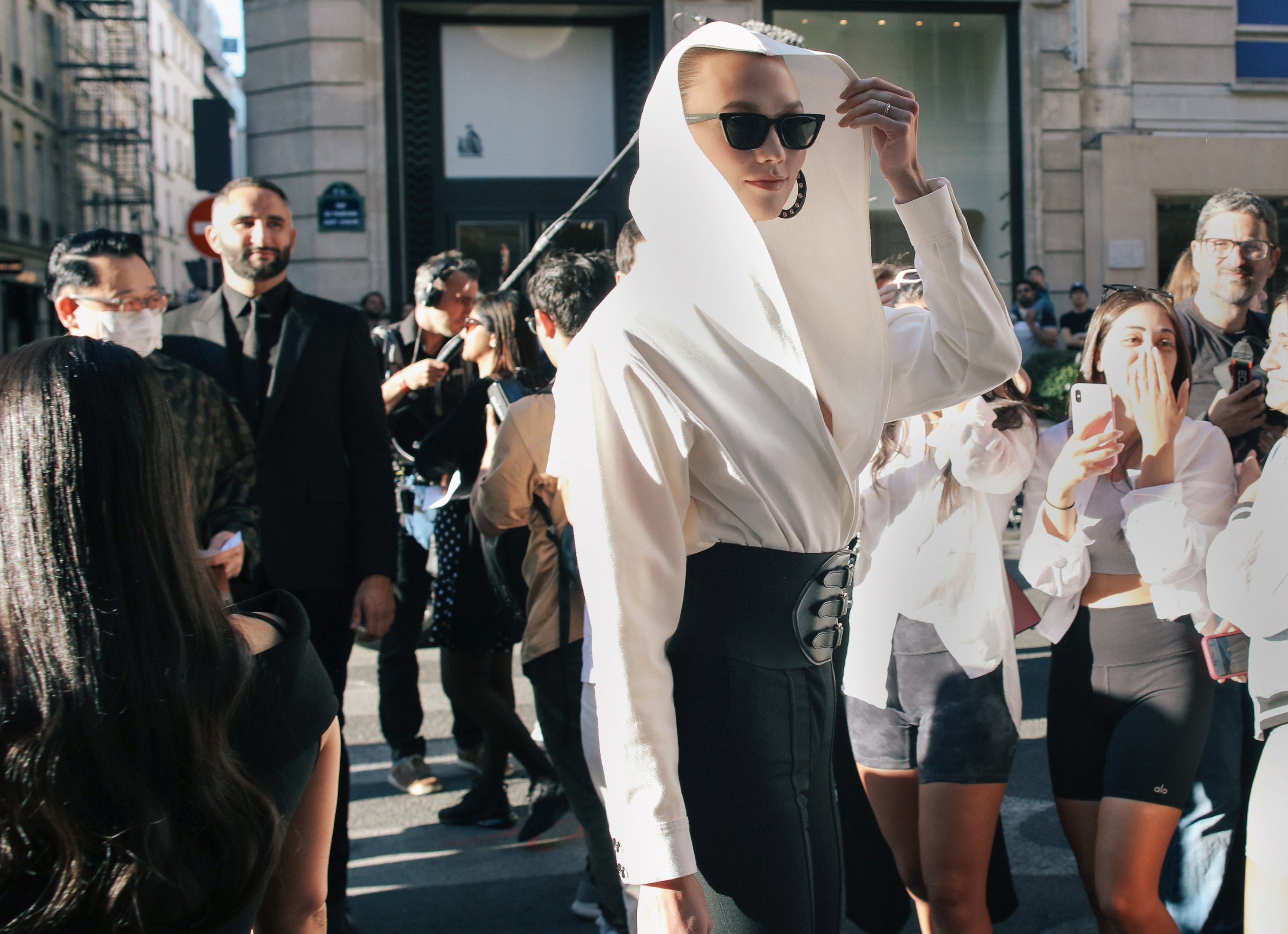 Julia, Naomi, Karlie a ten nejlepší street style z haute couture fashion weeku 