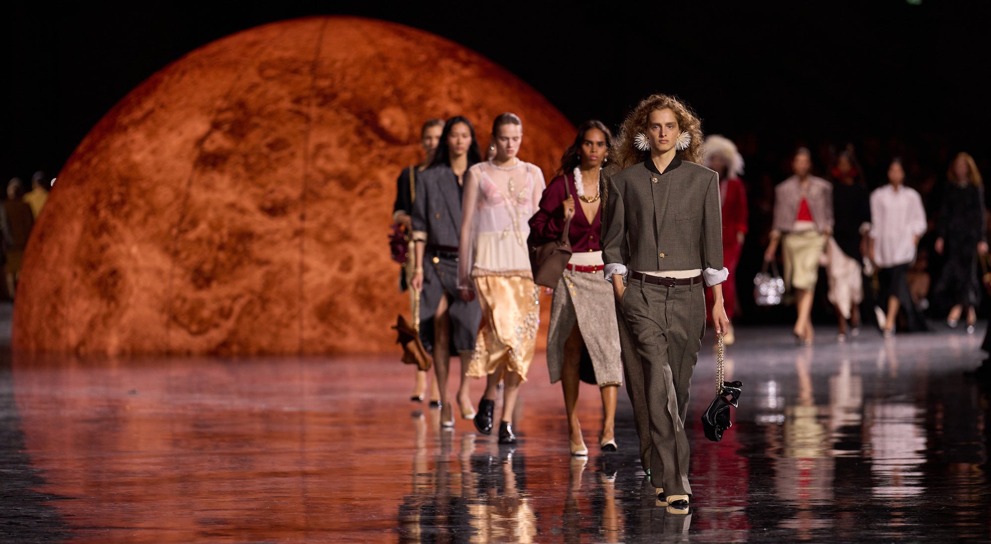 Matthieu Blazy představil svou první kolekci pro Chanel. Nová éra začíná