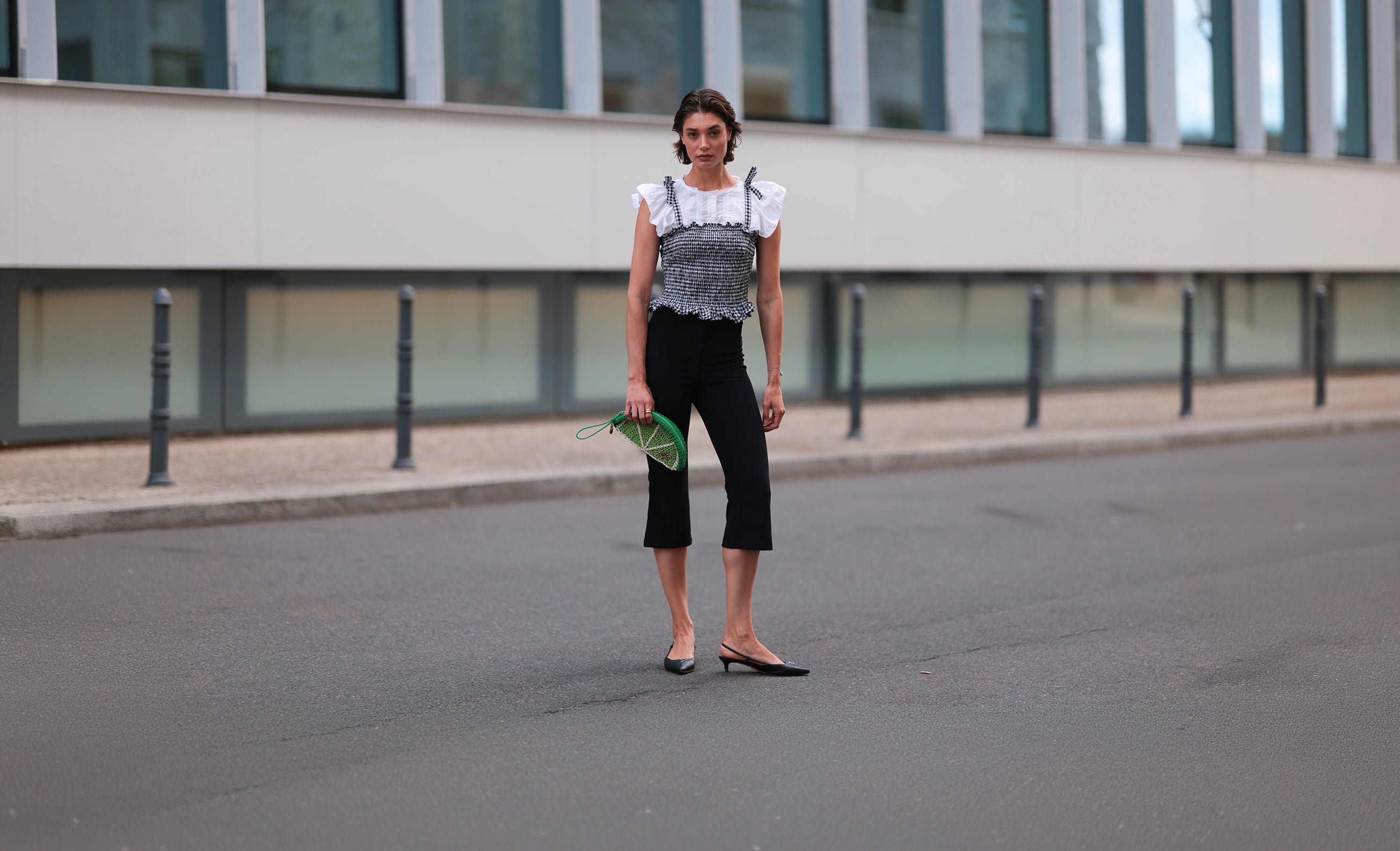 Capri kalhoty se vrátily a nově jim nejvíce sluší kombinace s podpatky kitten heels