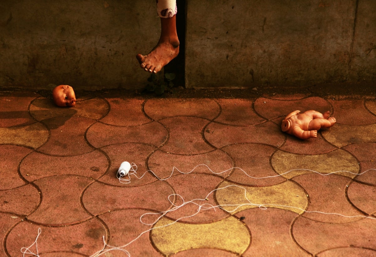 Autorská fotka Membra Disiecta (Bombaj), která byla vystavena v rámci doprovodného programu KMB věnovaného tělesnosti a embodimentu.