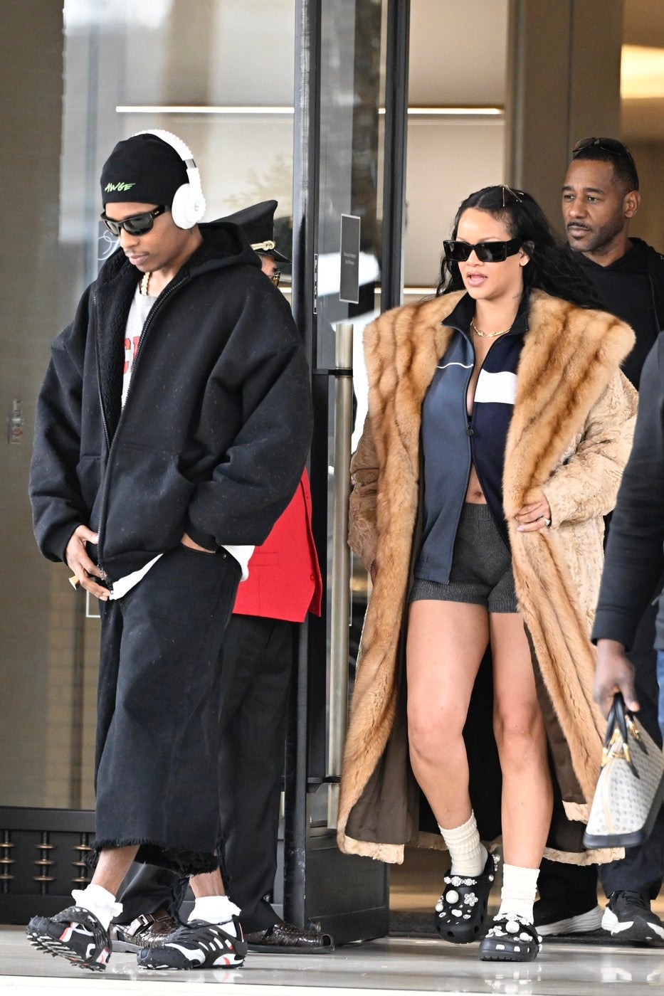 Jedině Rihanna dokáže proměnit crocsy ve vysokou módu