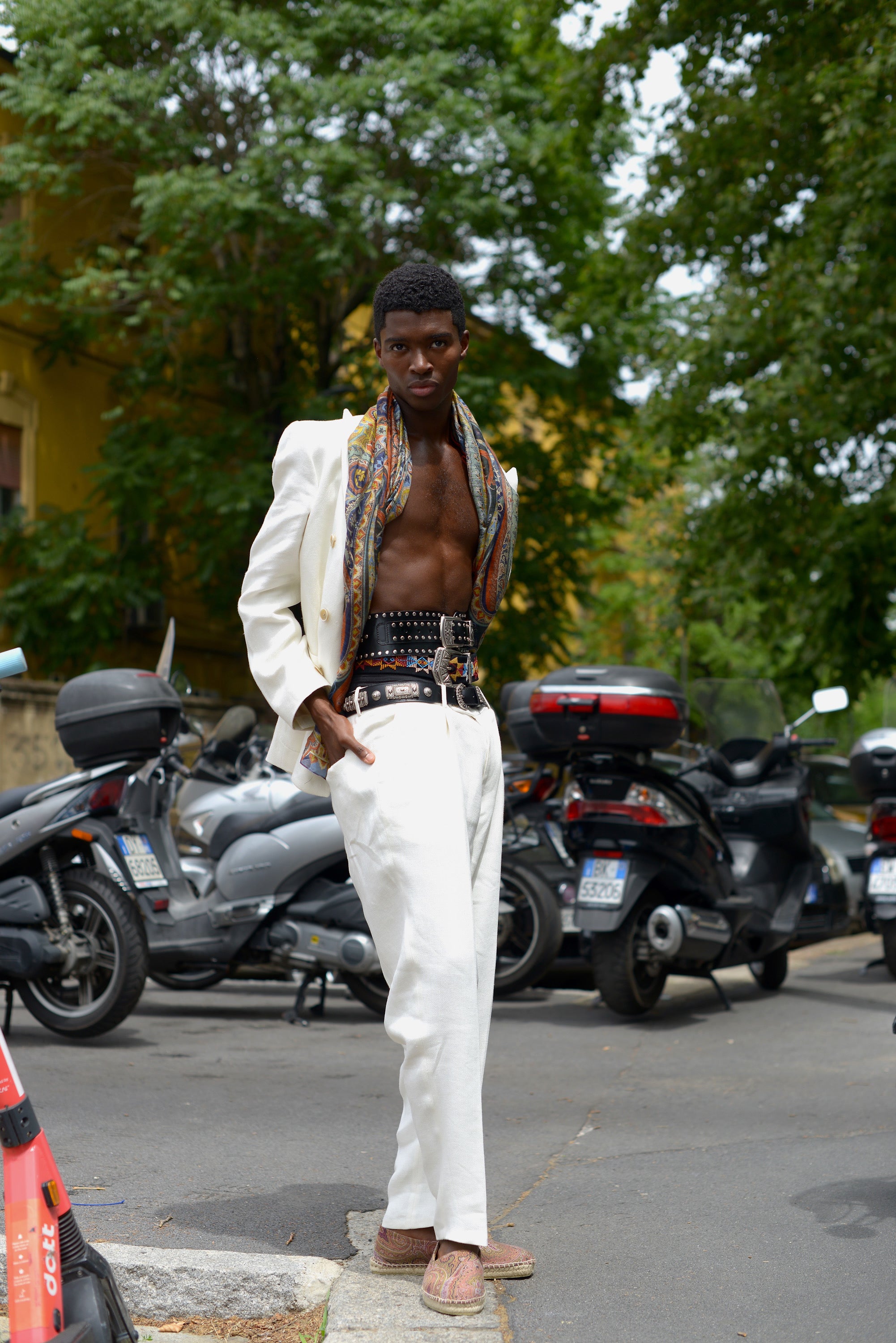 Extrémní horka a oblečení na doma. Street style z fashion weeku v Miláně