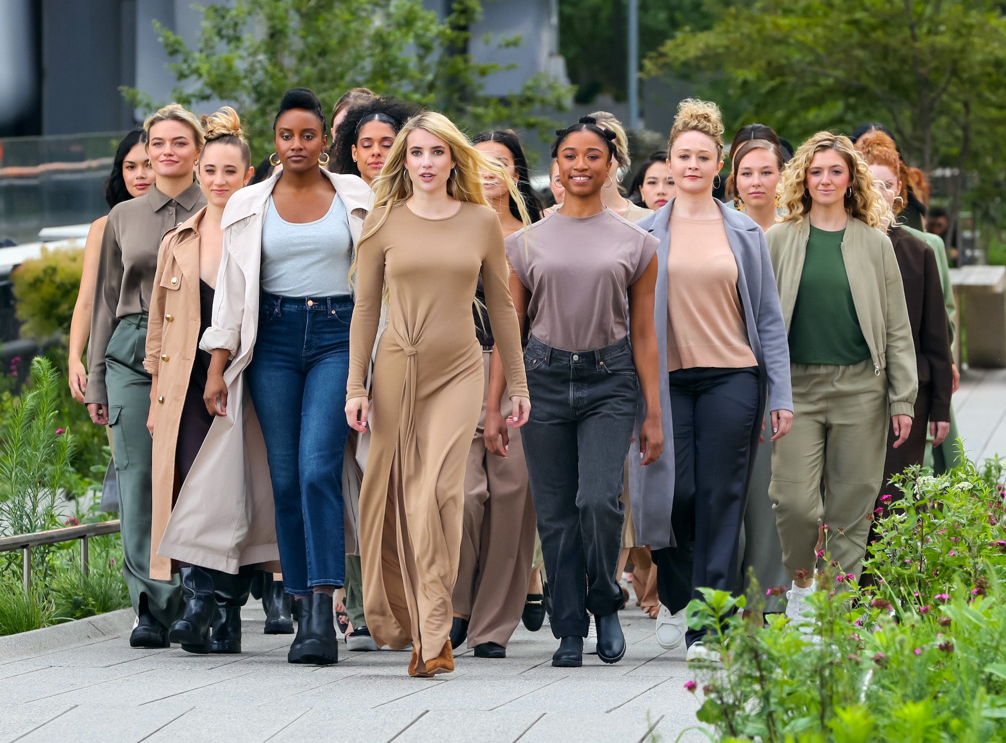 Emma Roberts se v ulicích New Yorku ukázala v šatech, které by neměly chybět v žádném šatníku