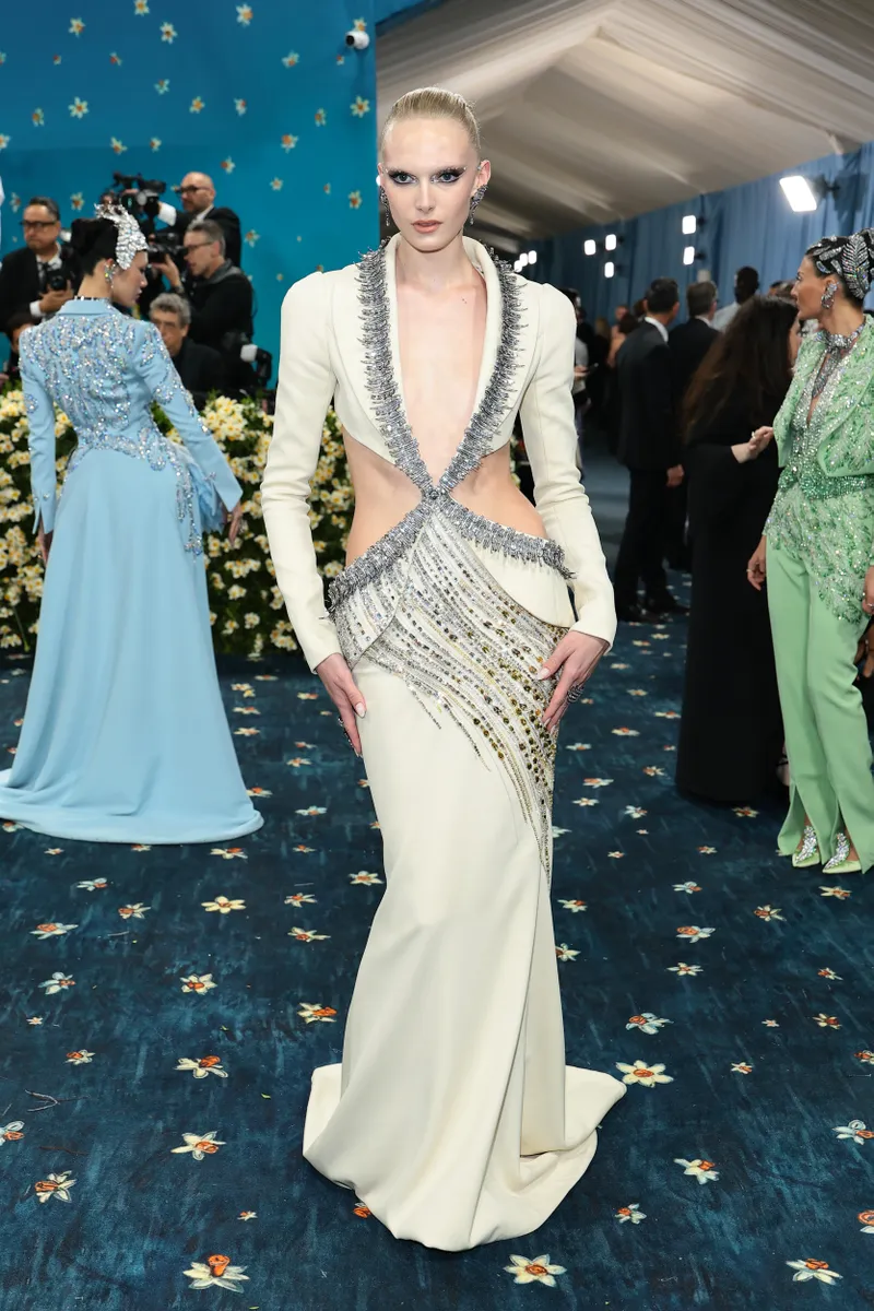 Met Gala 2025: Alex Consani v róbě Swarovski