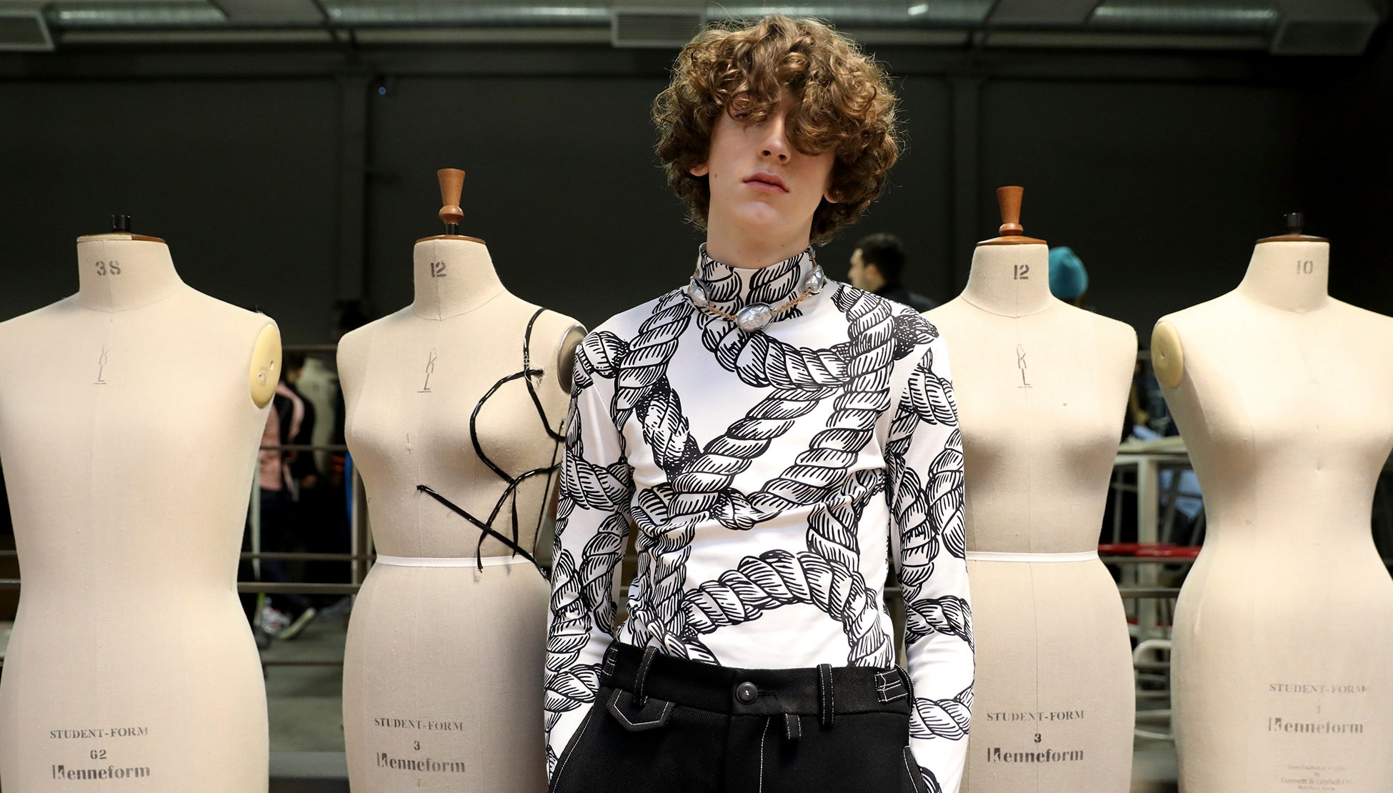 Plasty a skvrny od ropy.  London Fashion Week Men’s nezapomněl na ekologii