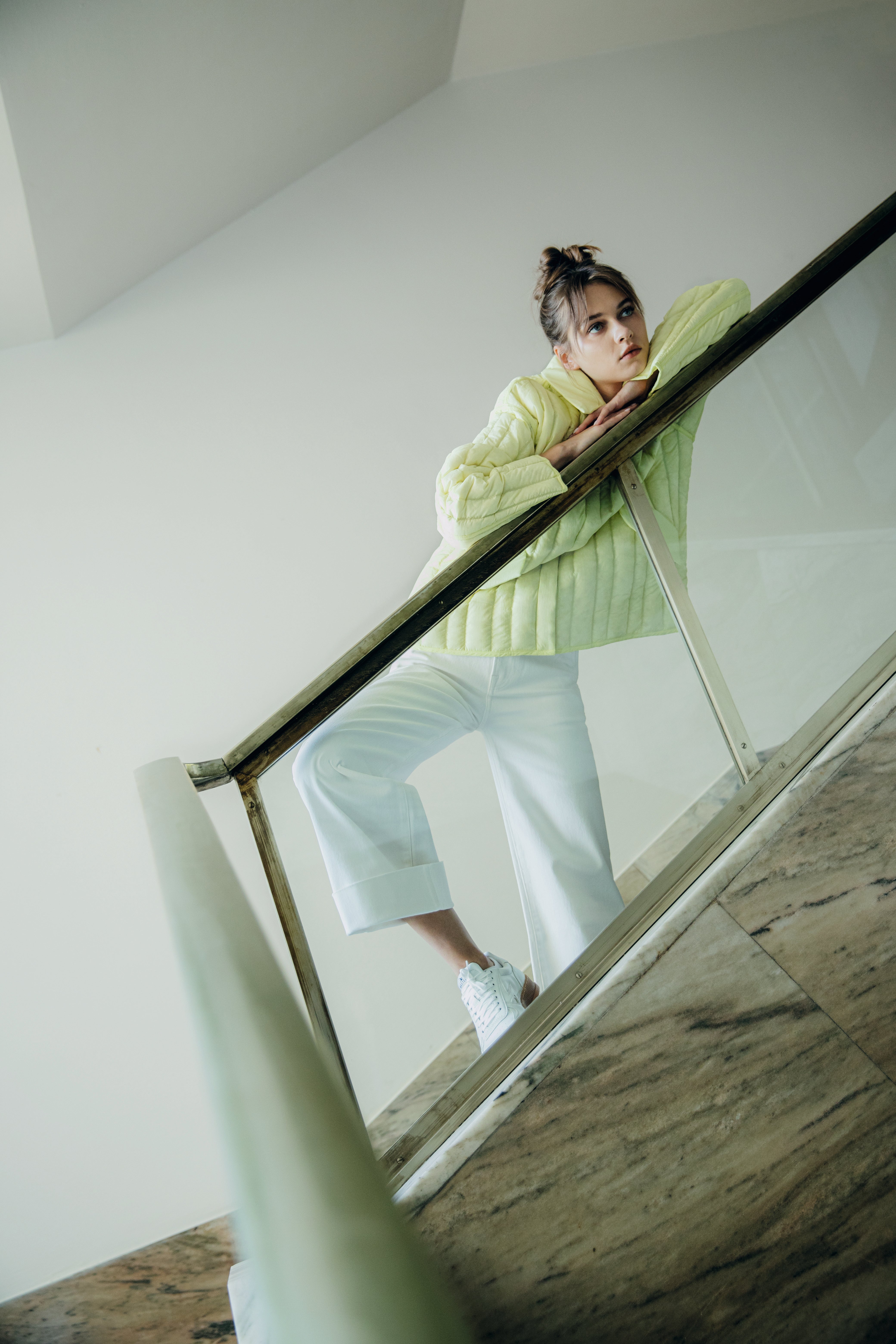 Široké džíny, Tomorrow, prodává Zalando 3 840 Kč; bunda z prachového peří, Holzweiler, prodává Zalando 9 000 Kč; tenisky, MOA, prodává Zalando 3 456 Kč. Široké džíny, Tomorrow, prodává Zalando 3 840 Kč; bunda z prachového peří, Holzweiler, prodává Zalando 9 000 Kč; tenisky, MOA, prodává Zalando 3 456 Kč.