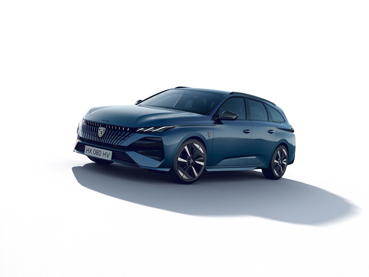 Nový Peugeot 308 SW: Hvězda kategorie kombíků prošla omlazovací kúrou. Co je nového? Čelní maska a na ní svítící logo. To zatím žádný z peugeotů neukázal. K tomu spousta nových funkcí a u elektrické verze dojezd navýšený na 450 kilometrů. Novinka brzy dorazí do Česka, PEUGEOT, prodává Peugeot, cena na vyžádání