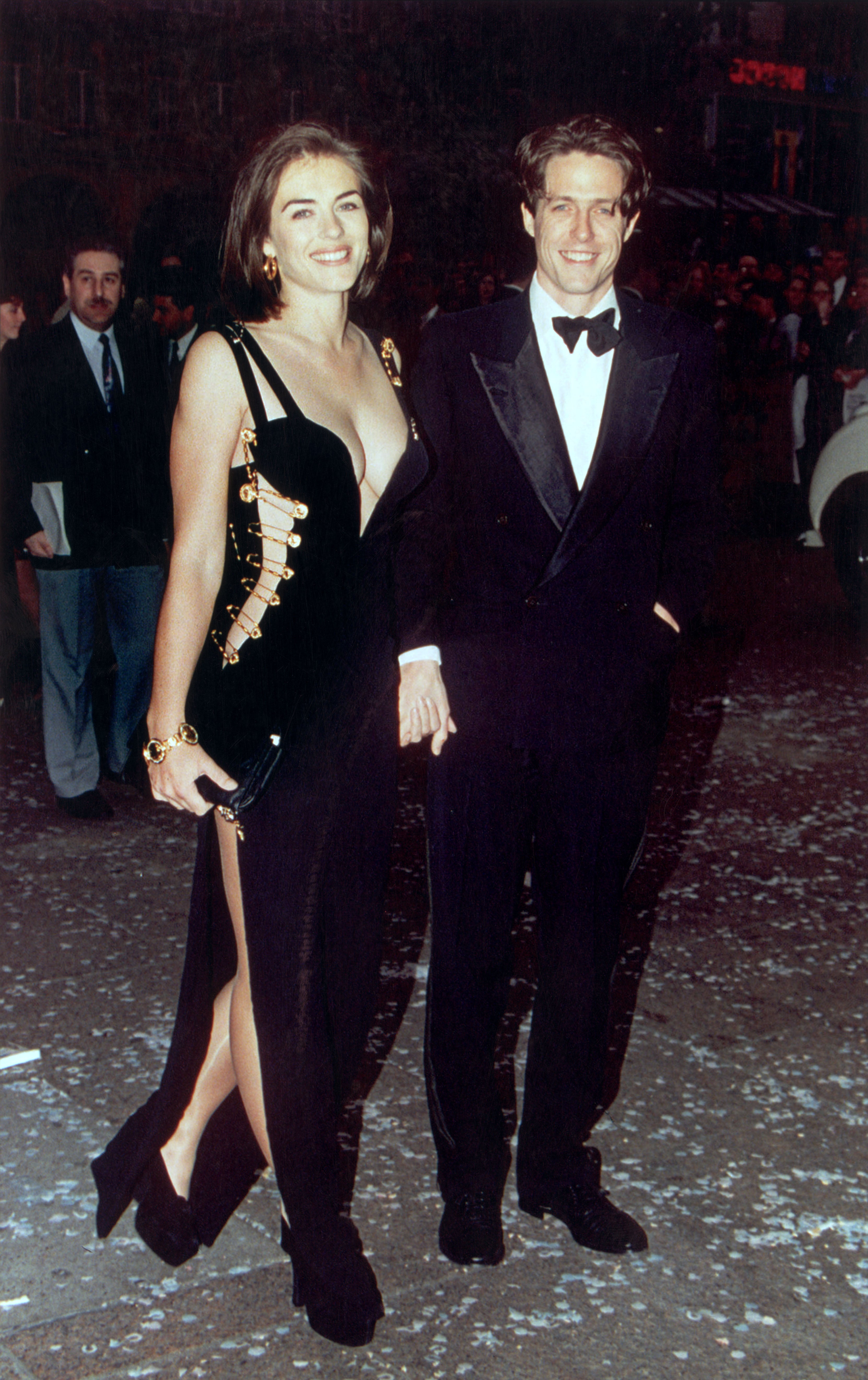 Hugh Grant a Elizabeth Hurley se účastní premiéry Grantova nejnovějšího filmu Čtyři svatby a jeden pohřeb 11. května 1994 v Londýně Hugh Grant a Elizabeth Hurley se účastní premiéry Grantova nejnovějšího filmu Čtyři svatby a jeden pohřeb 11. května 1994 v Londýně