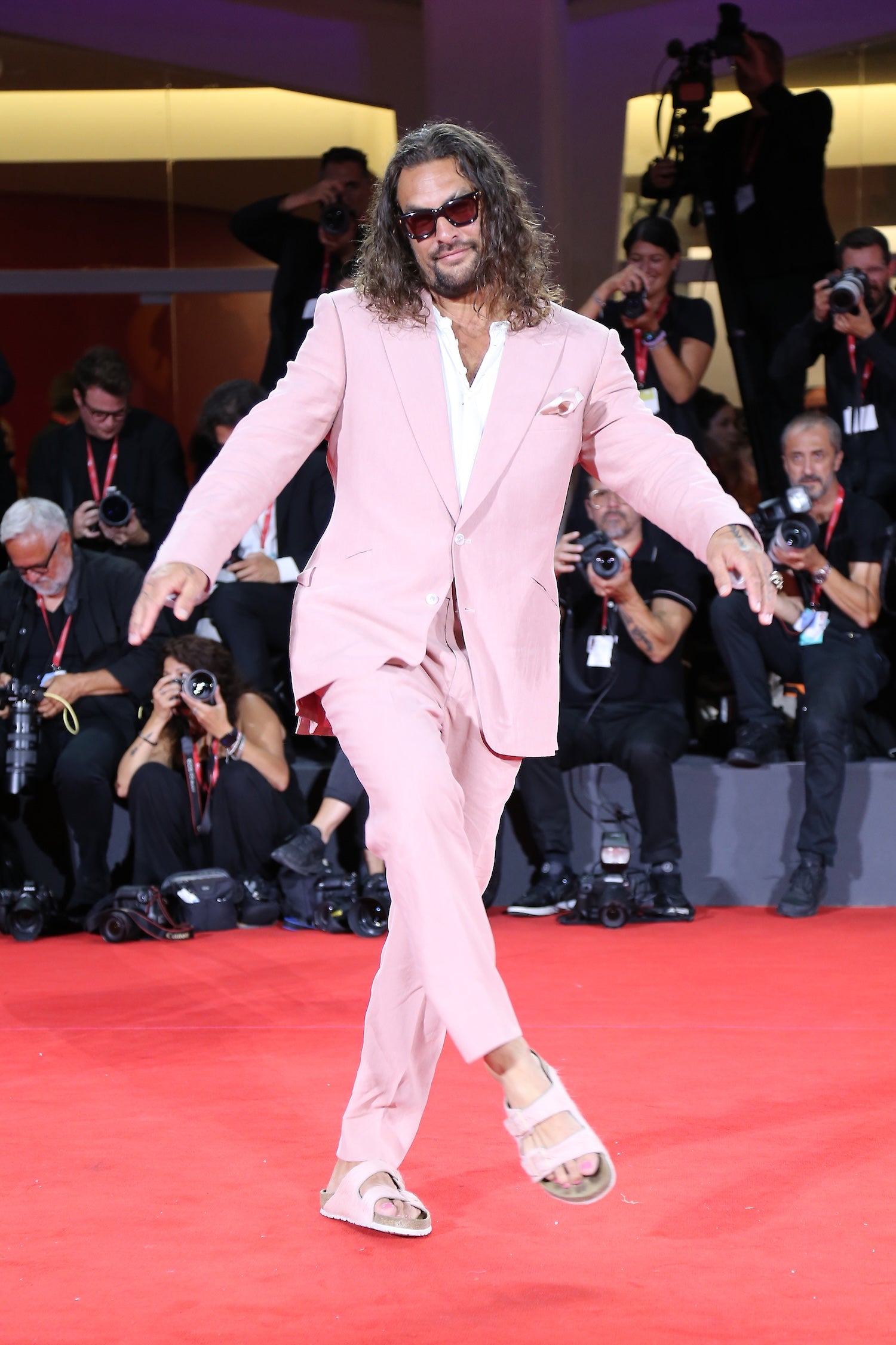 Citlivý alfa male Jason Momoa v Benátkách nasadil růžový oblek a ještě růžovější nehty