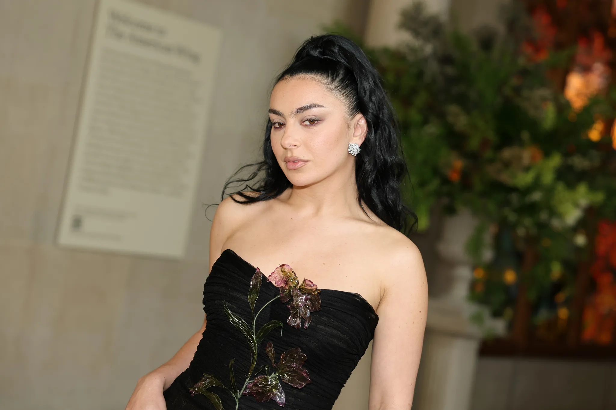 Met Gala 2026: Charli xcx v šatech Saint Laurent