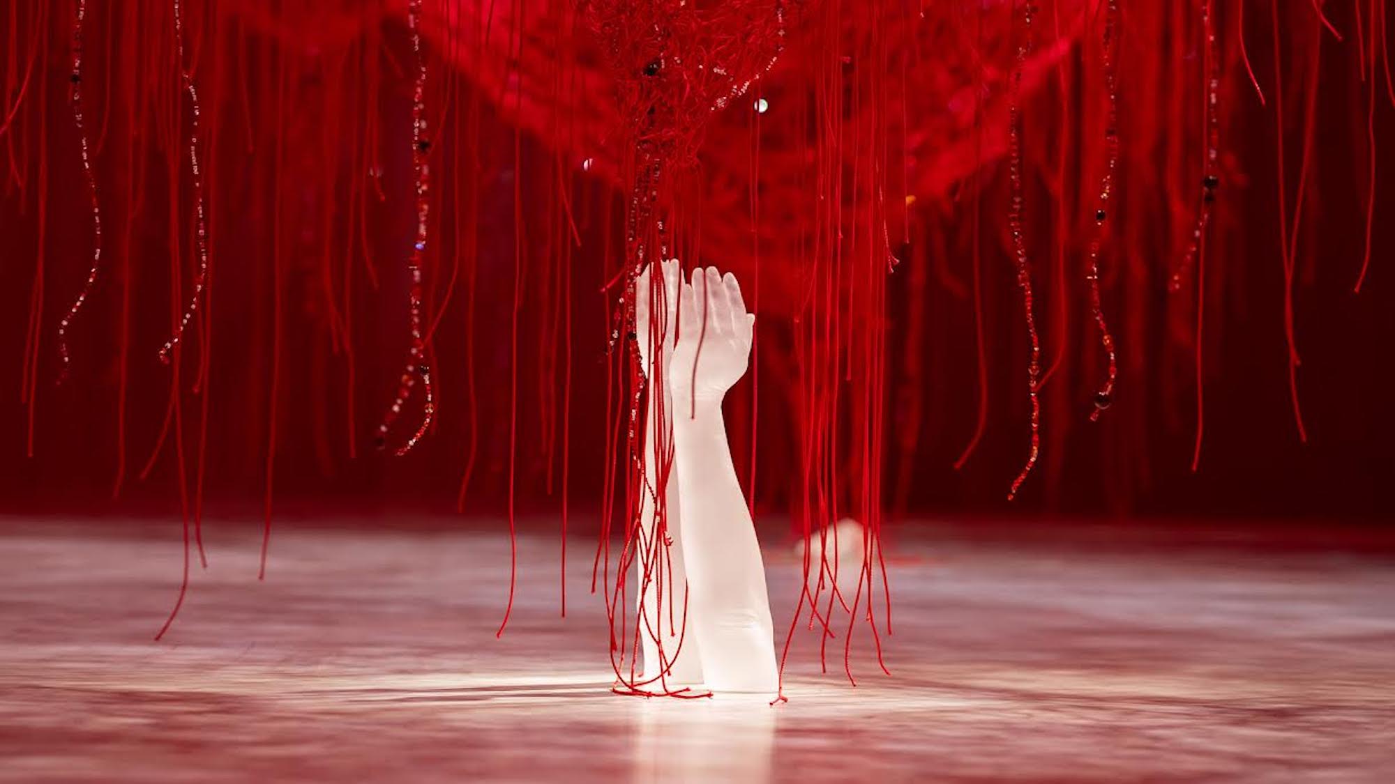 Neviditelné nitky, které nás spojují: Chiharu Shiota vytvořila novou Komnatu divů pro Swarovski Kristallwelten