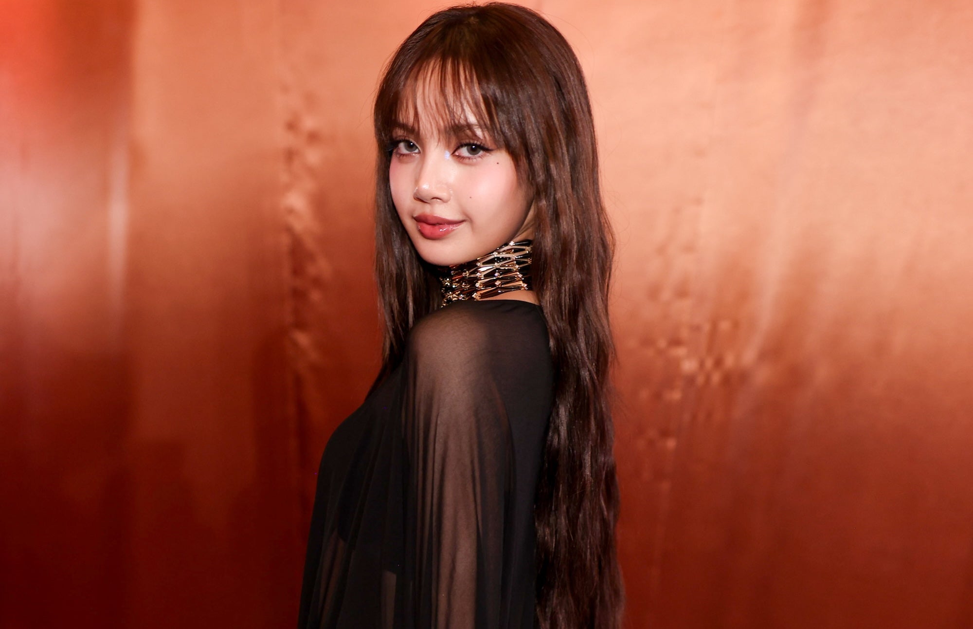 Čokoládová balayage pro brunetky. Zimní trend, který rozjasní vlasy i pleť