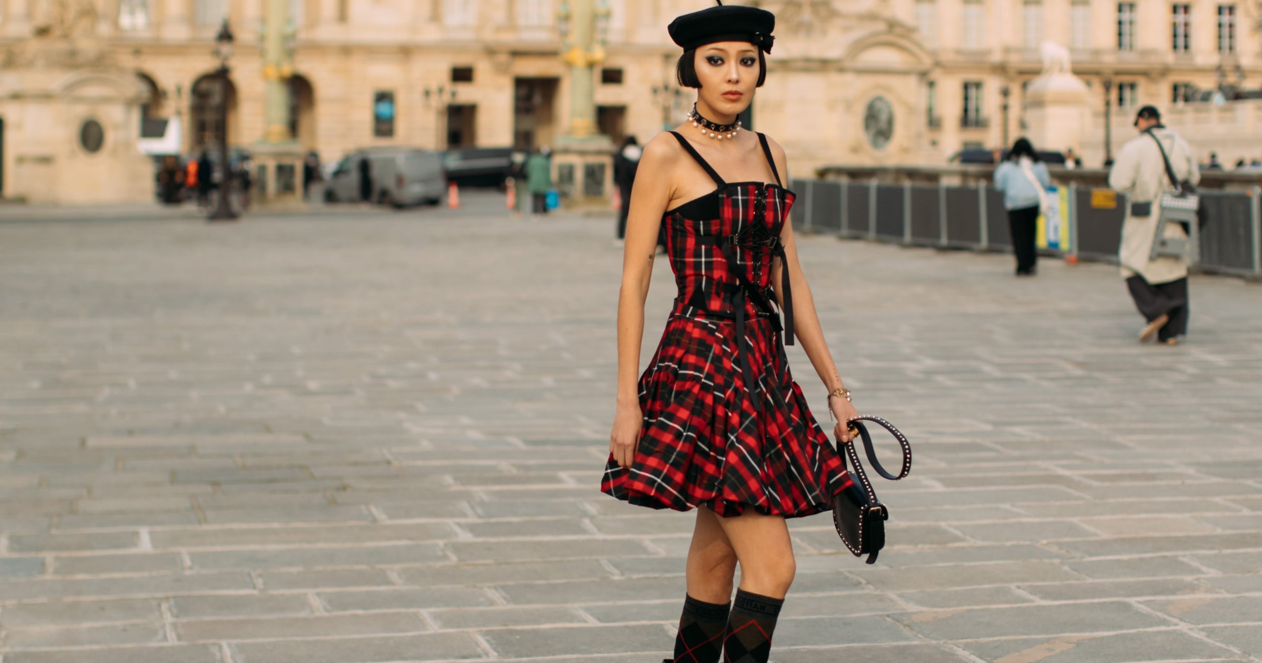 Šach mat nudě. Trendy zimní šaty do práce i na večer nejsou černé a už vůbec ne přehlédnutelné