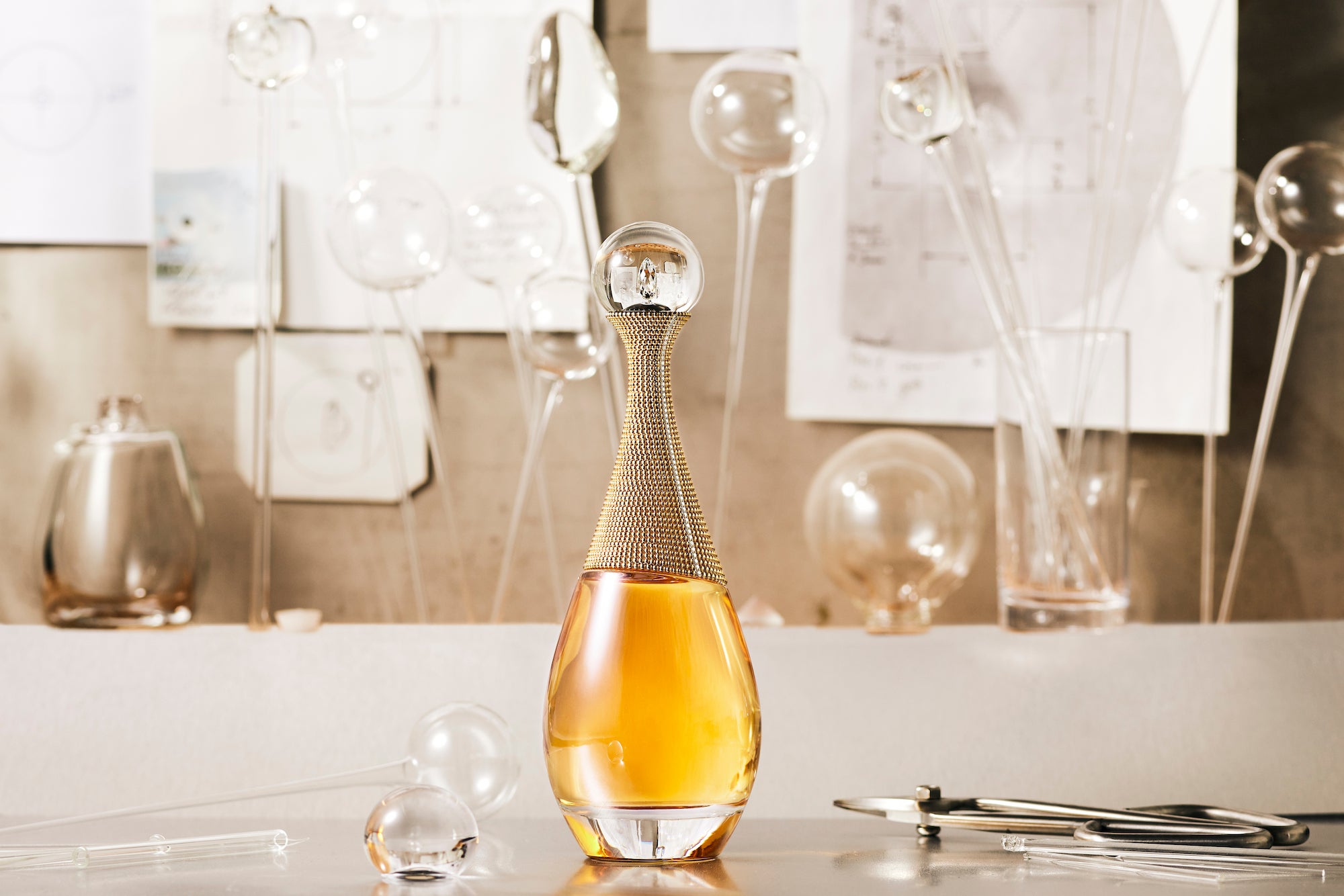 Luxus nezná hranic. Ikonický parfém zdobí diamanty levitující v křišťálovém skle