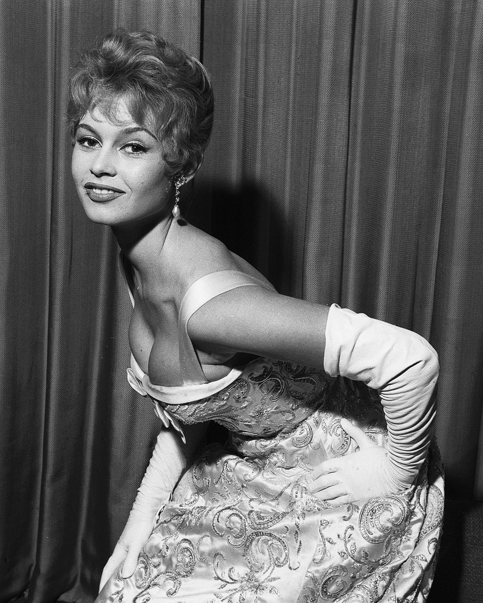Dlouhé večerní róby doplněné saténovými rukavičkami. Brigitte Bardot v roce 1955. Autor: Getty Images