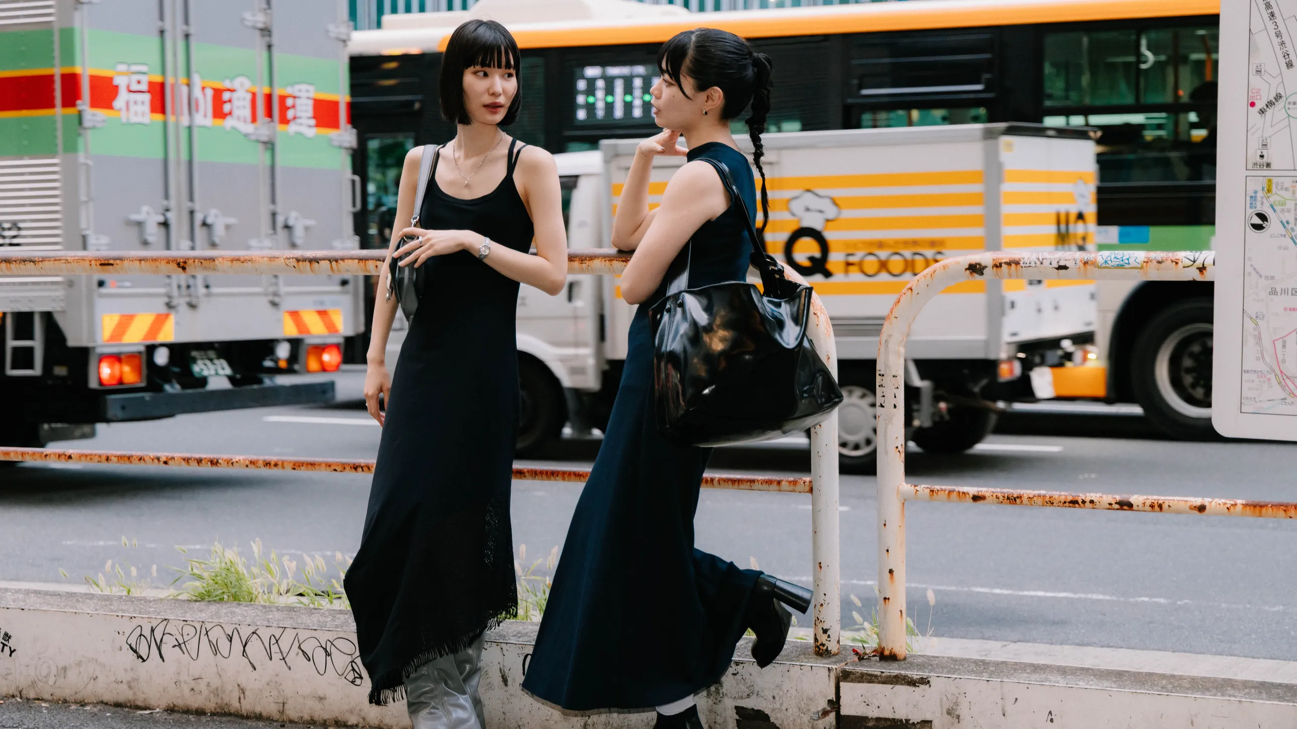 Street style z Tokia. Černá, hnědá a Y2K trendy ovládly přehlídky na jaro 2027
